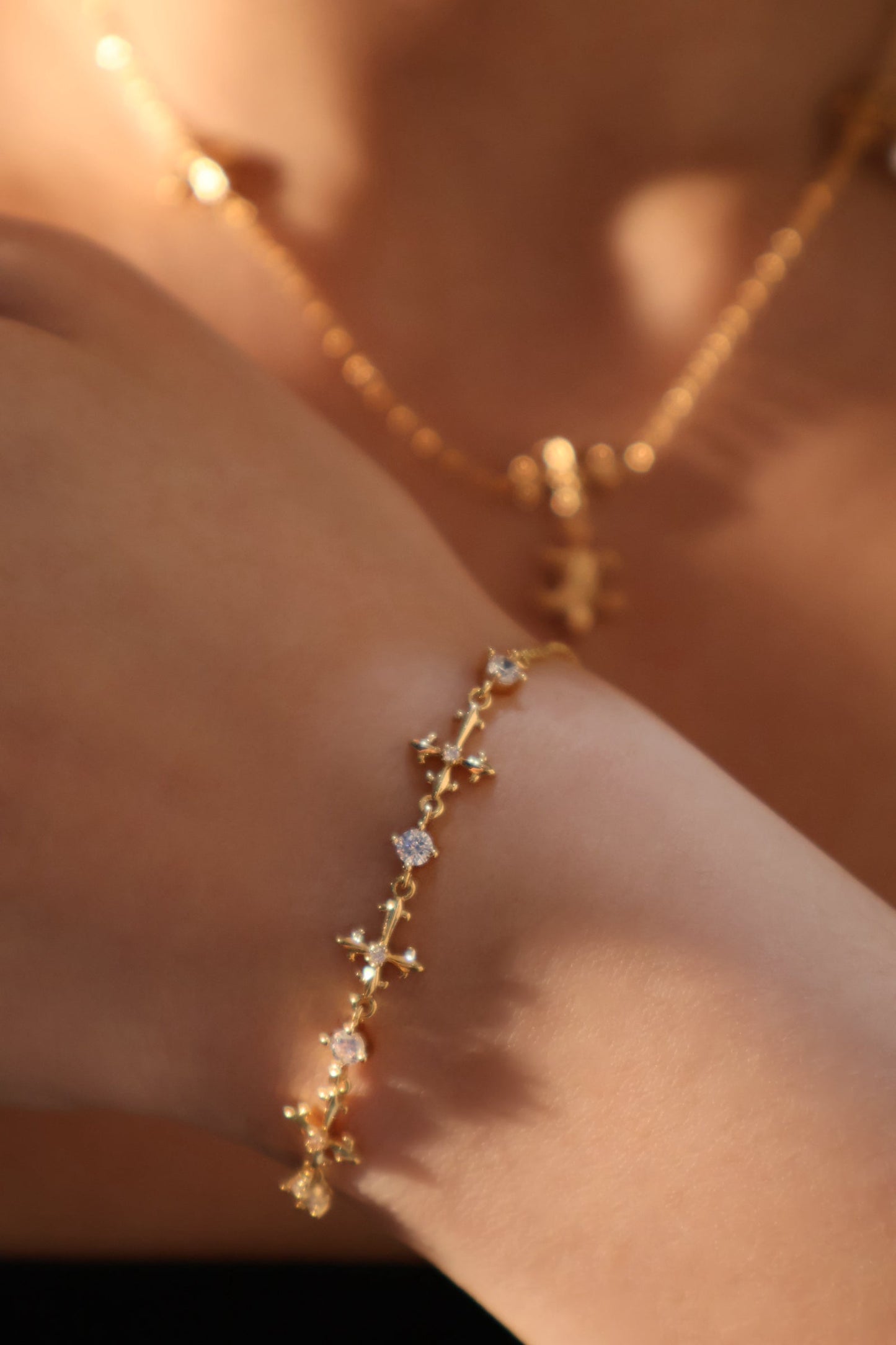 Pulsera con cruz de múltiples diamantes