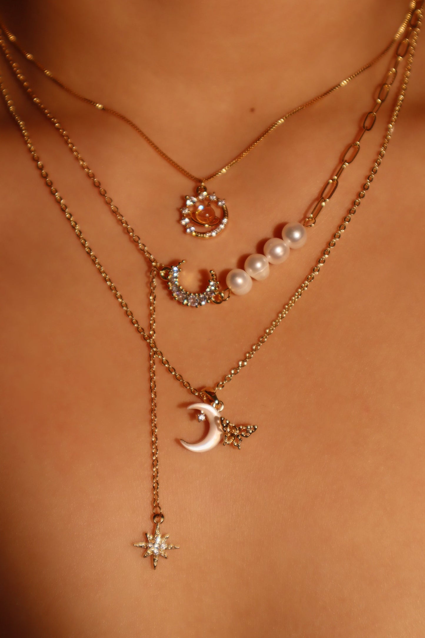 Collar con estrella de Saturno y piedra de luna