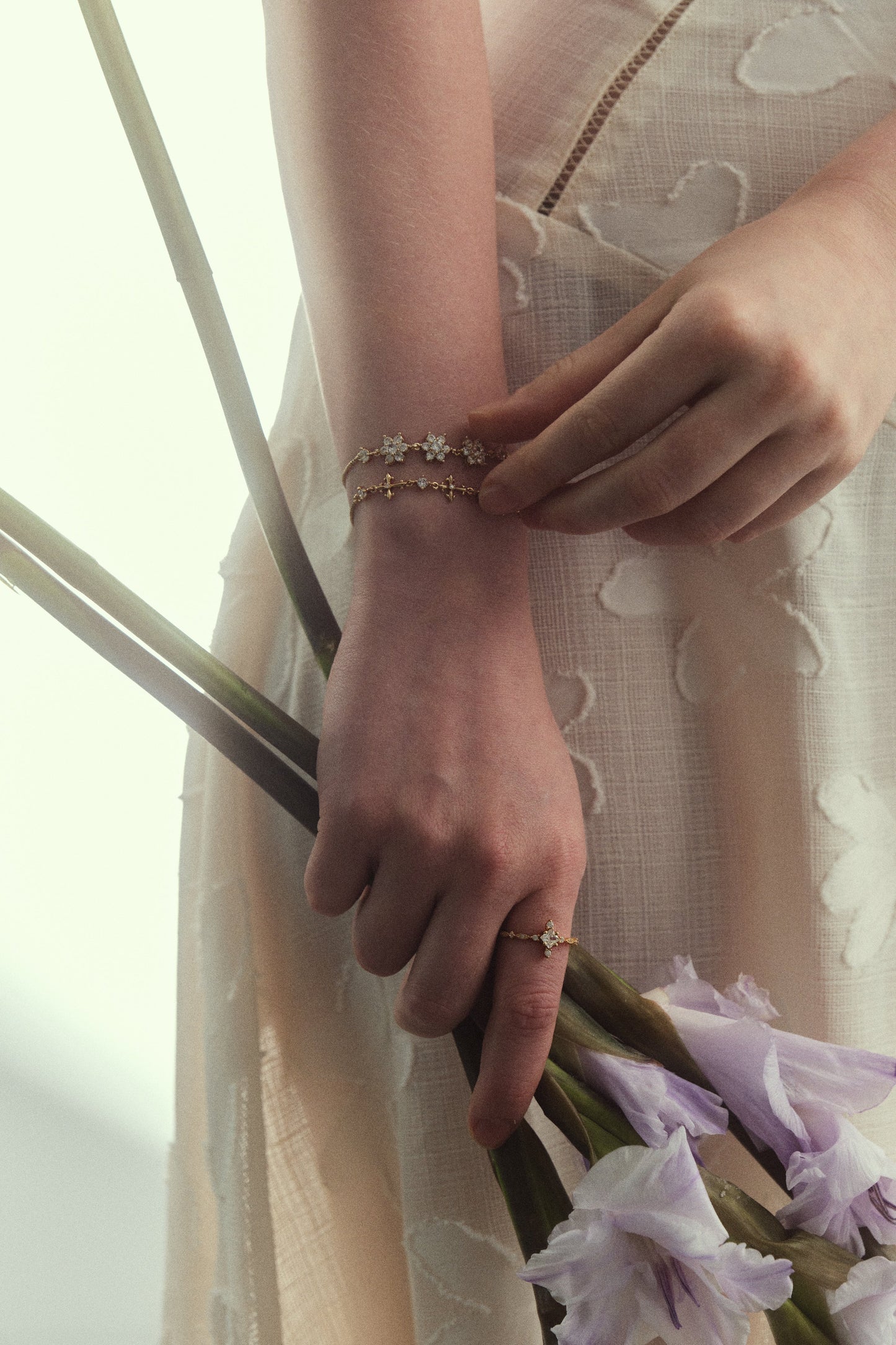 Pulsera con cruz de múltiples diamantes