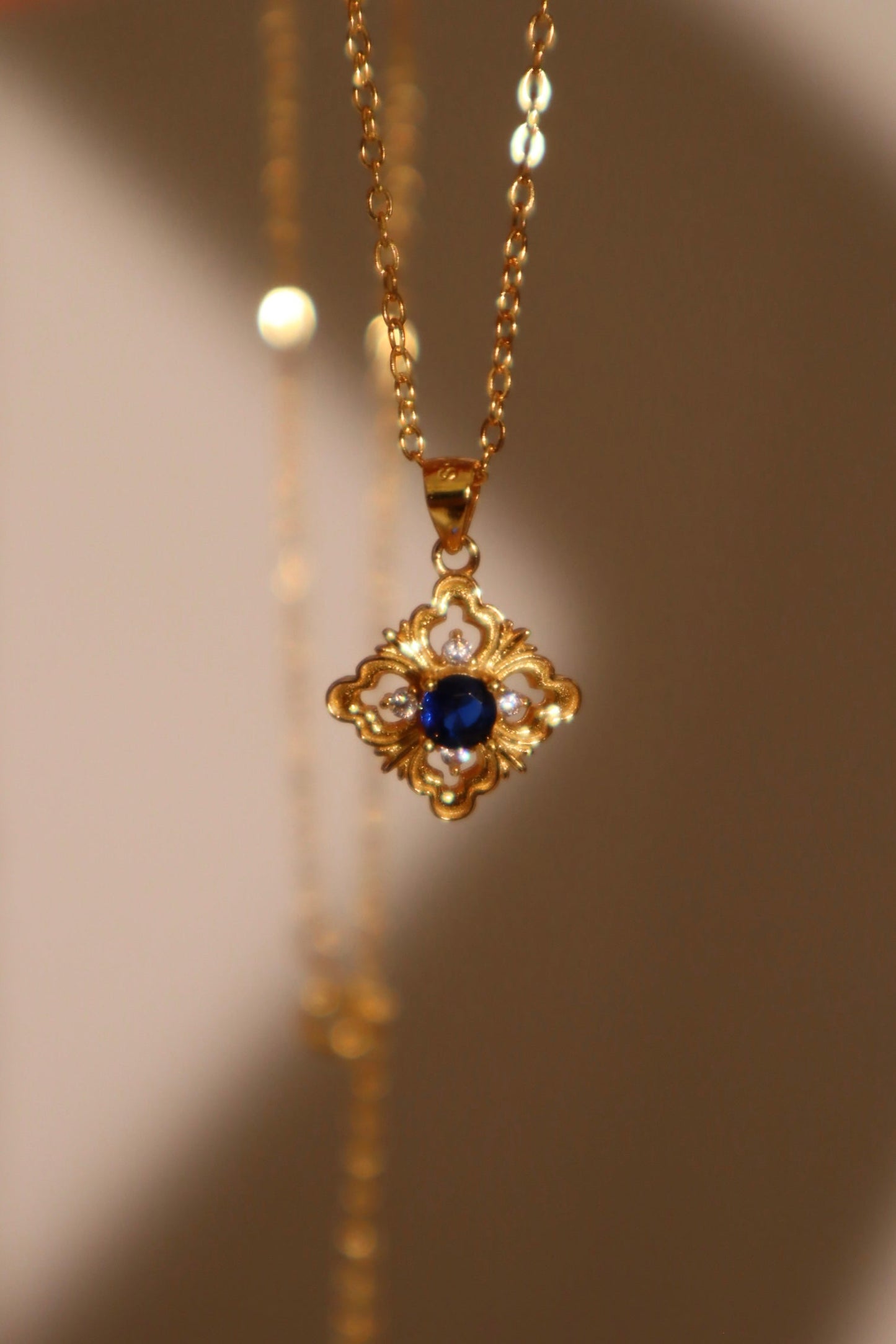 Cadena de encaje con gemas azules en vermeil