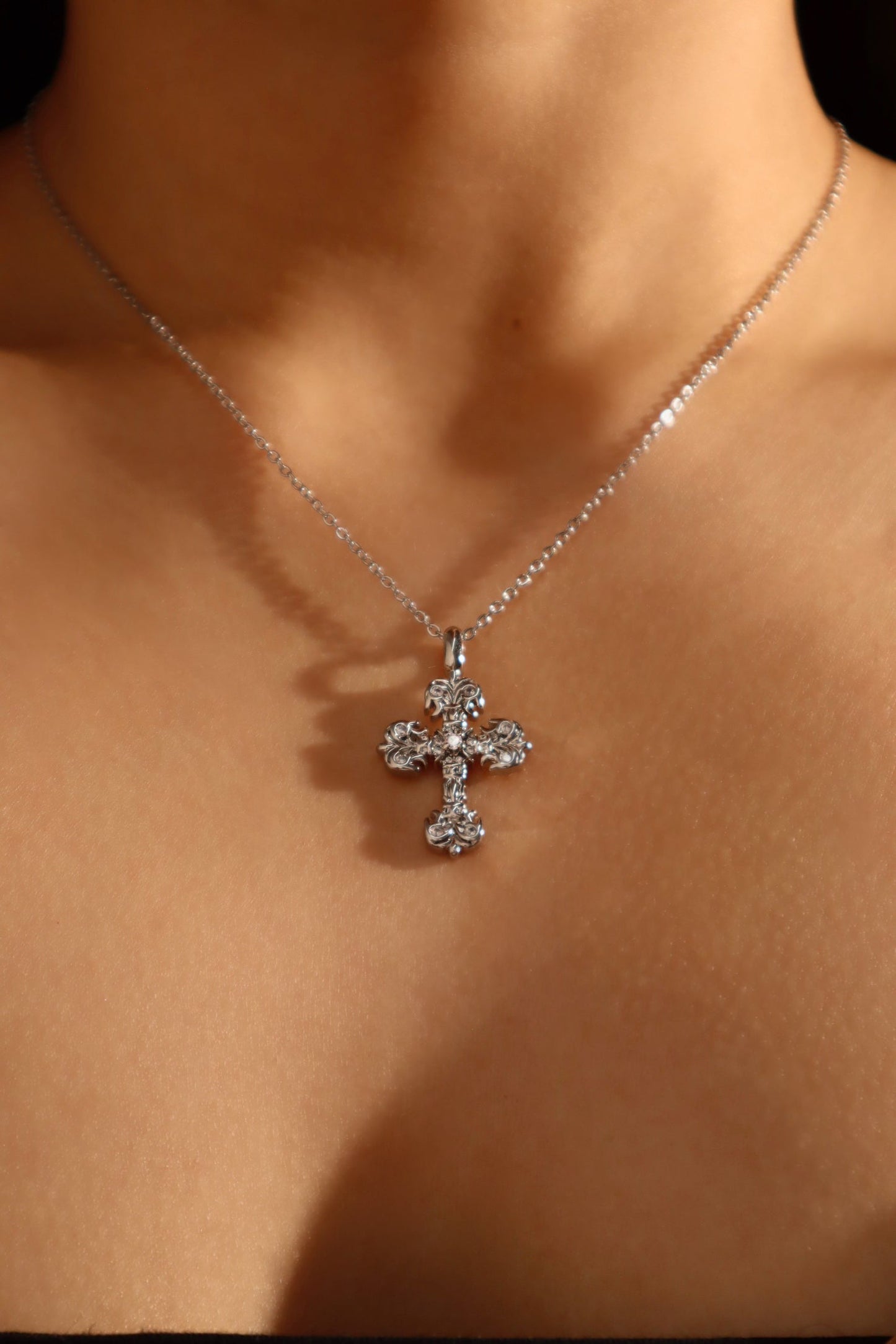Collar con cruz ardiente de diamantes