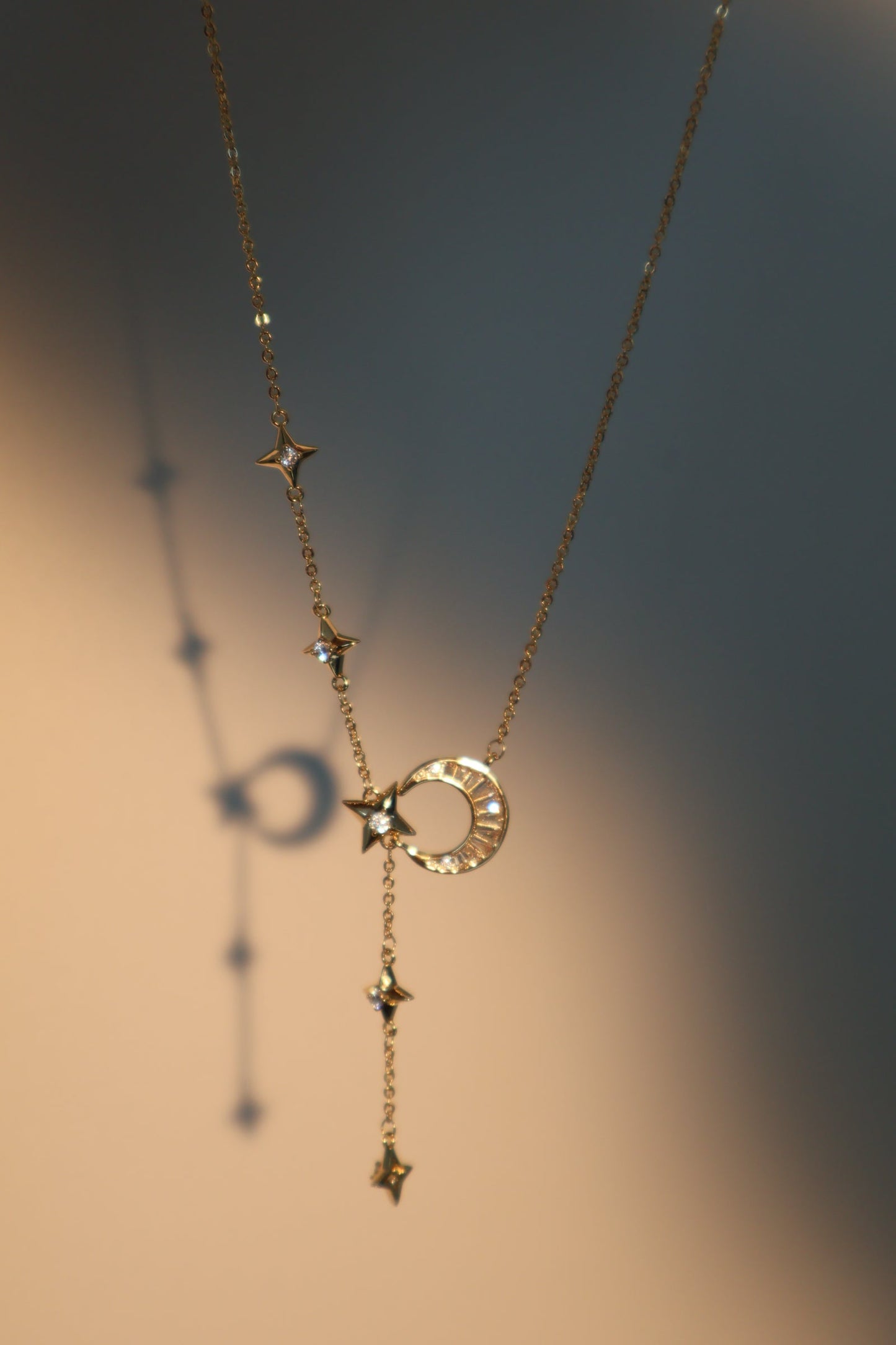 Collar con colgante de estrella y luna de diamantes