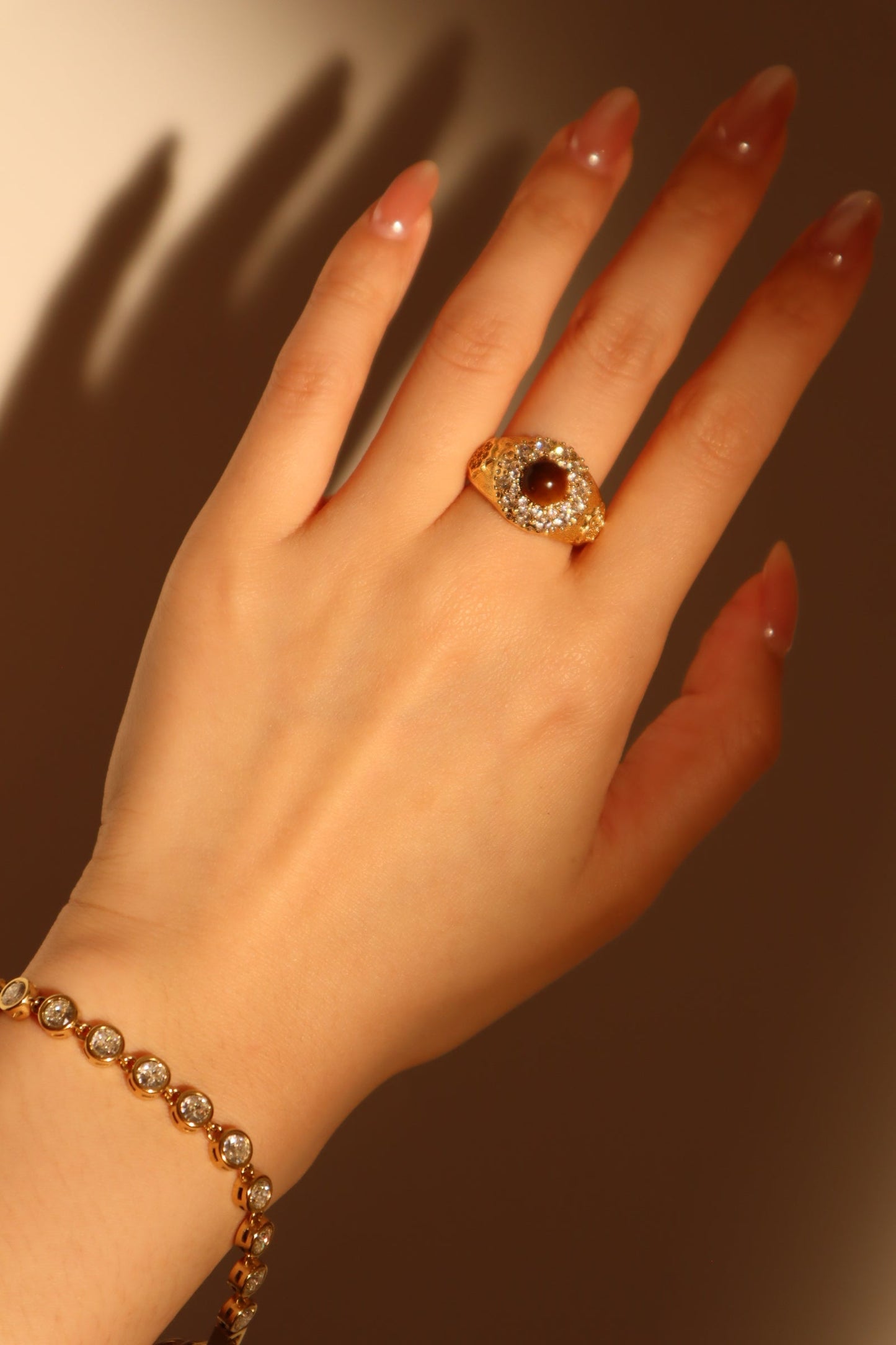 Anillo con gema de tigerita marrón