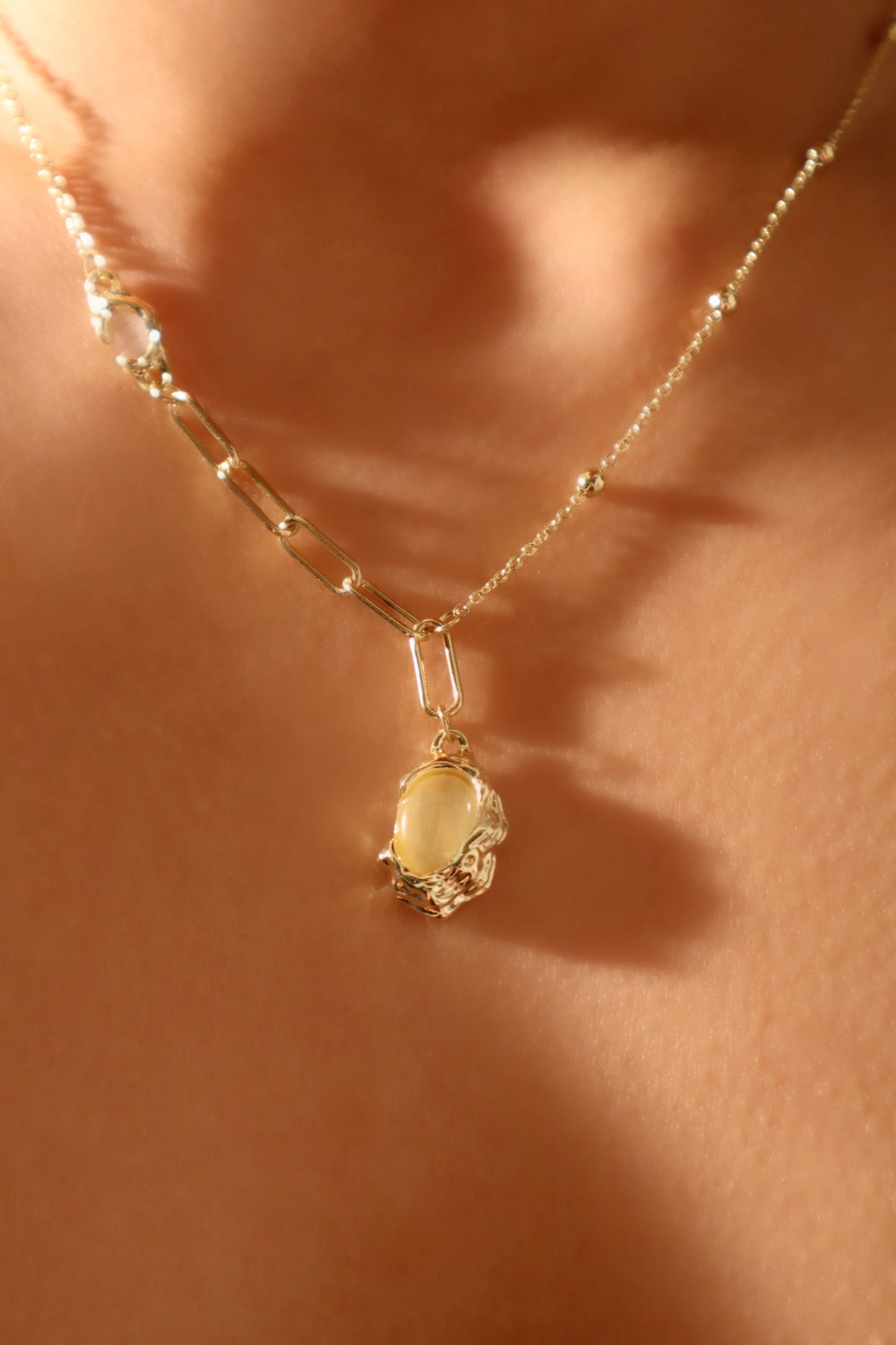 Collar con gota de ópalo
