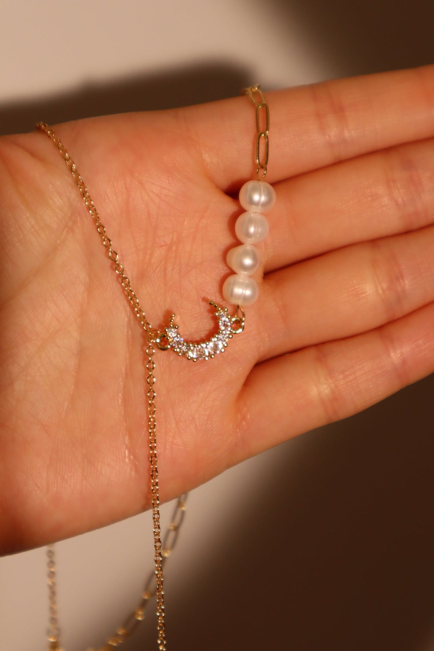Collar de perlas, luna y estrella