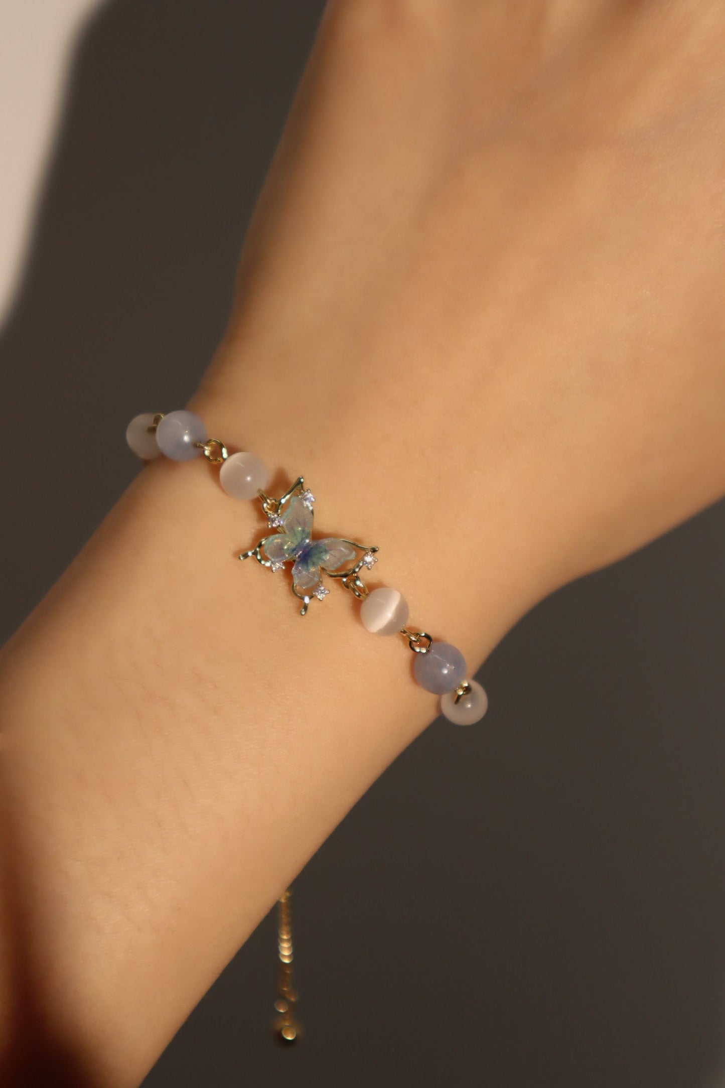 Pulsera con piedra de luna de mariposa azul