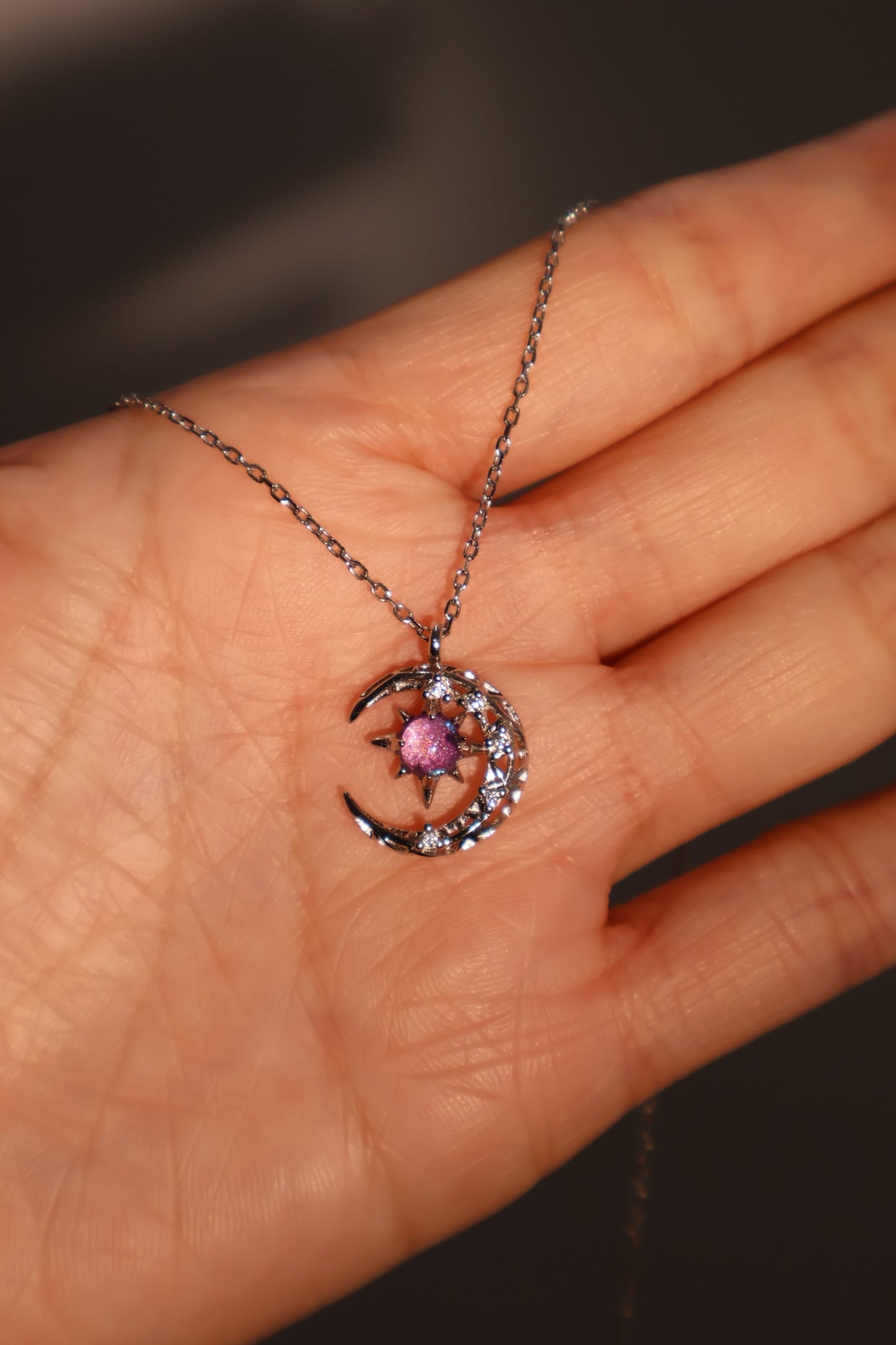 Collar con luna y gema con purpurina violeta