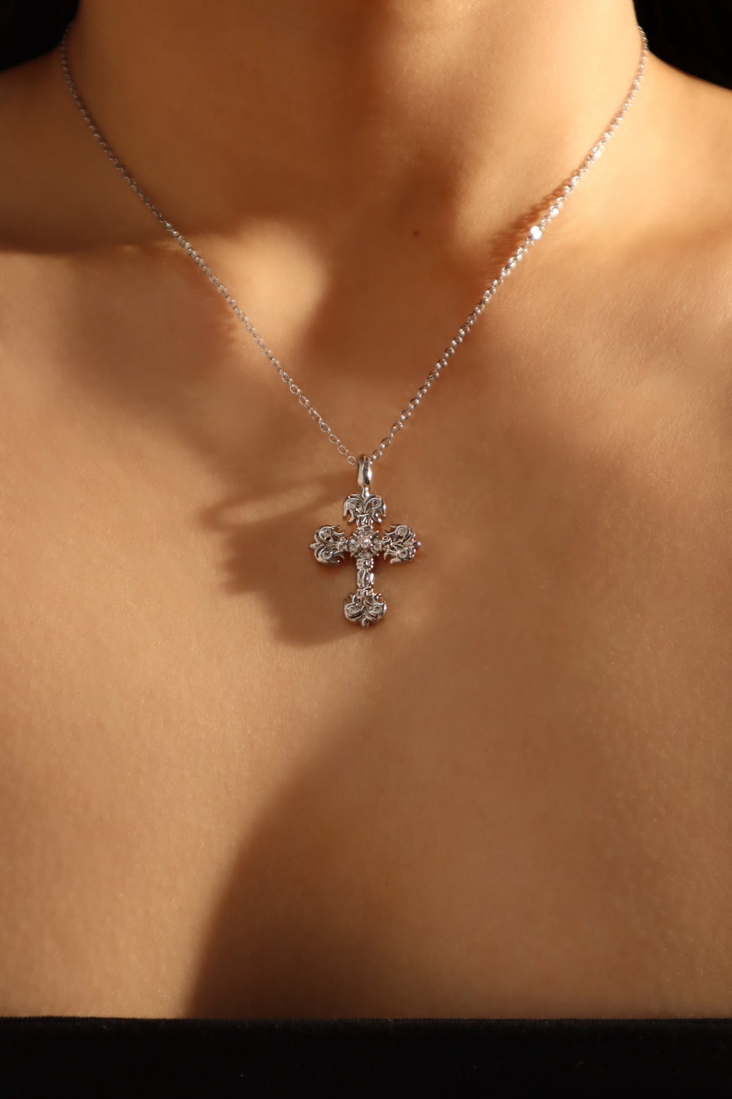 Collar con cruz ardiente de diamantes