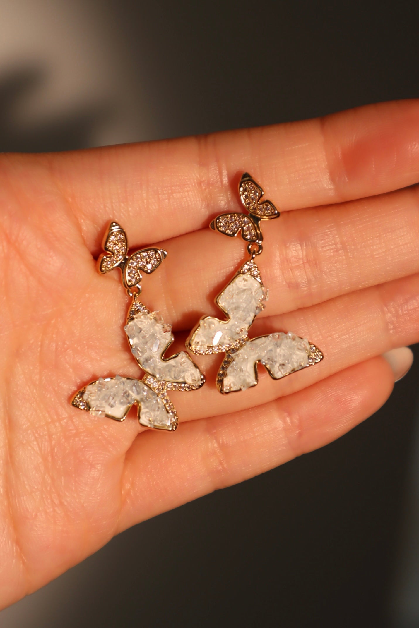 Aretes en forma de mariposa de cristal azul