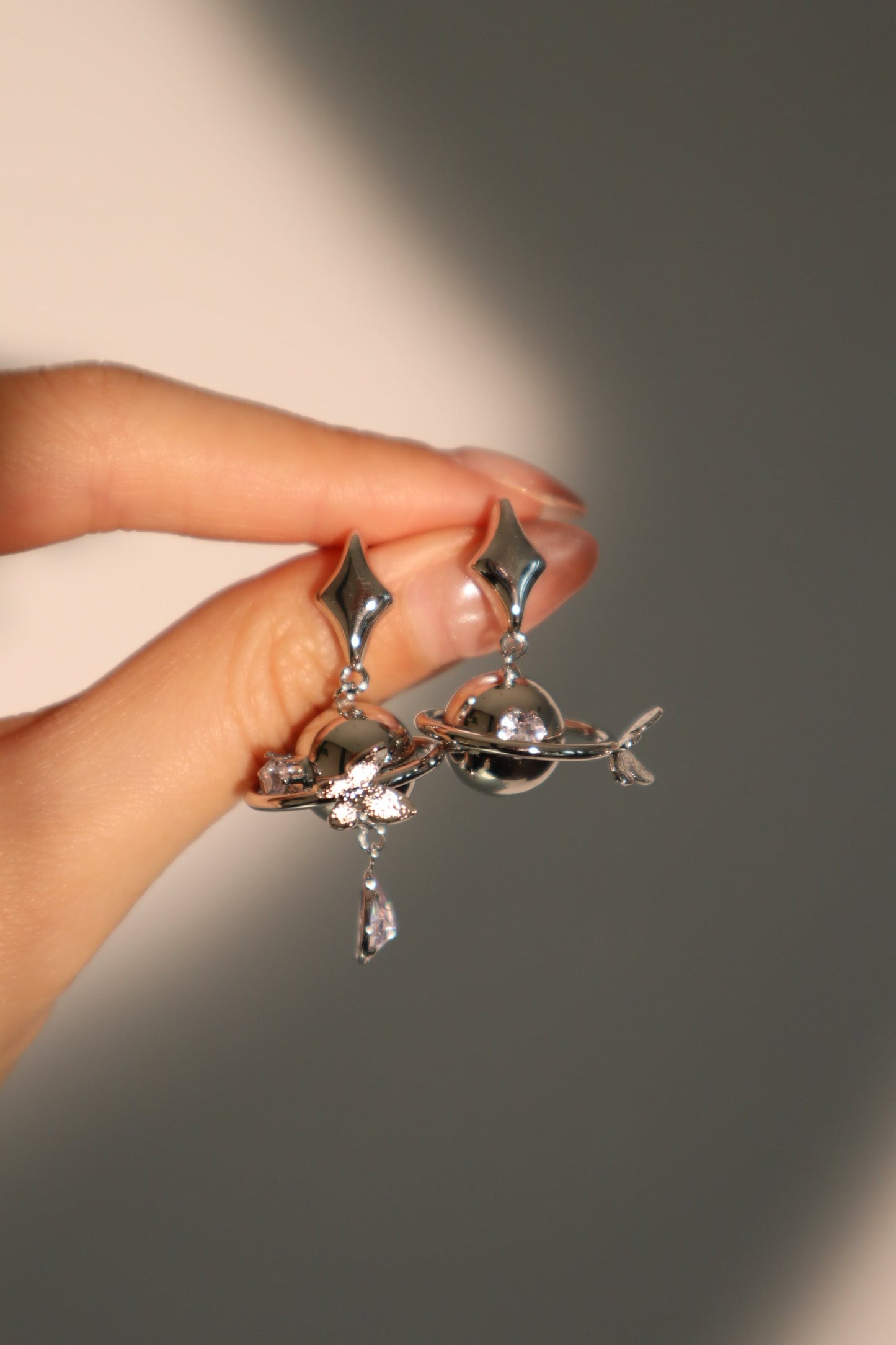 Aretes con mariposa y estrella de Saturno en diamantes