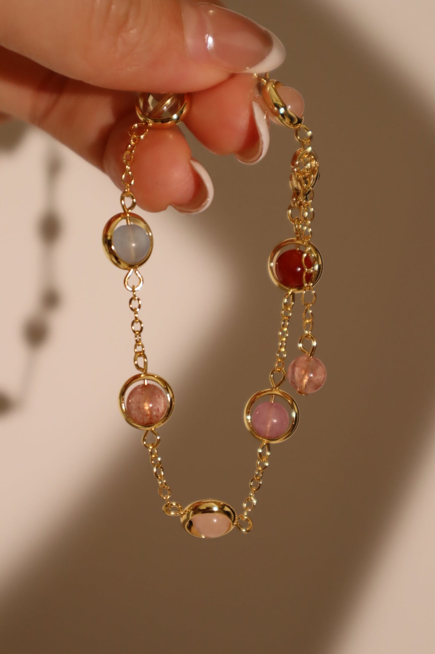 Pulsera con piedras de luna multicolores