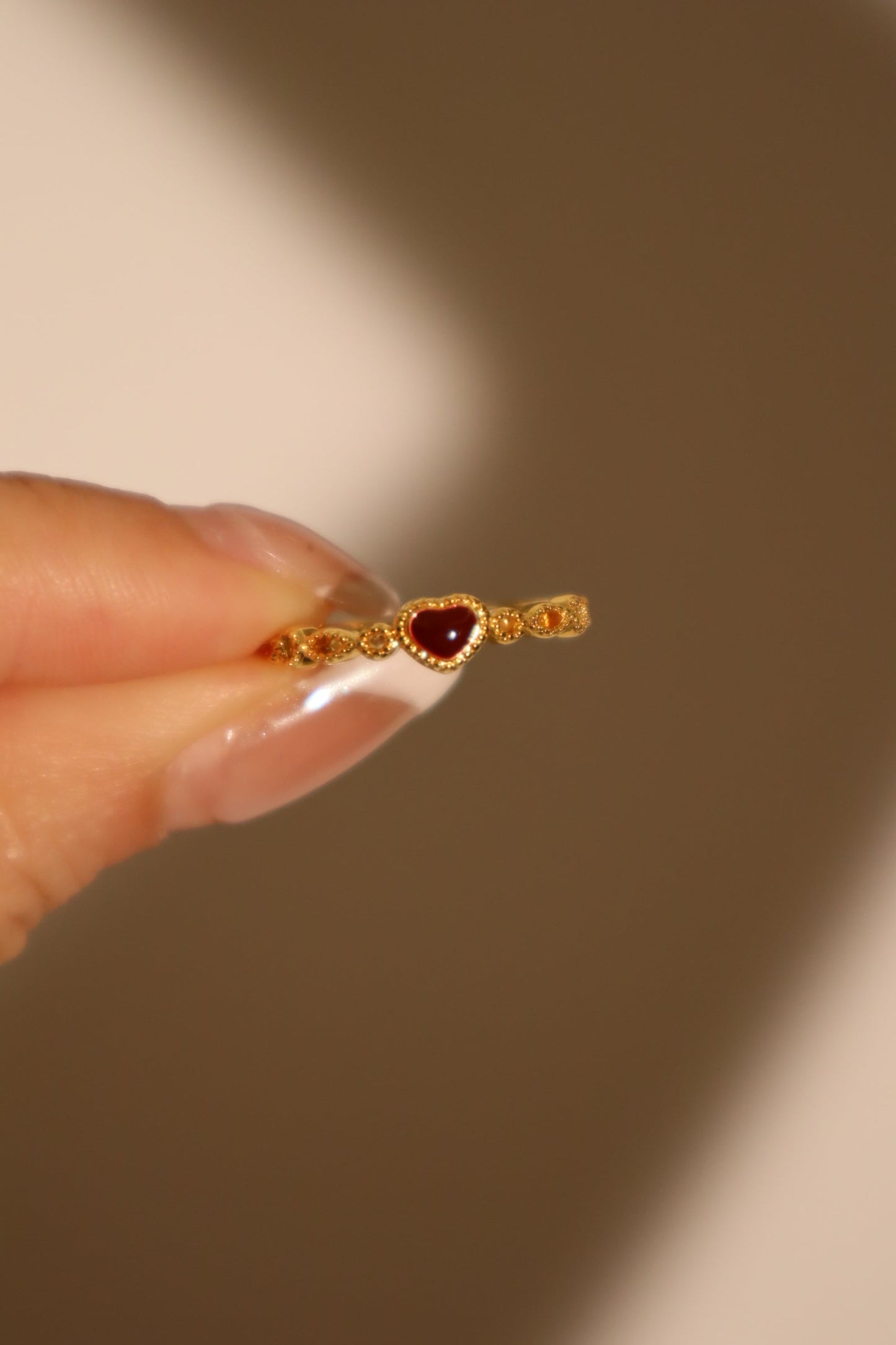 Anillo de forma de corazón esmaltado