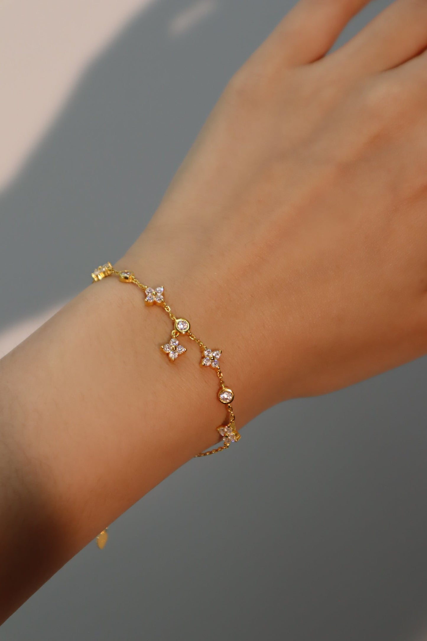 Pulsera de malaquita de varias hojas con símbolo de la suerte en vermeil