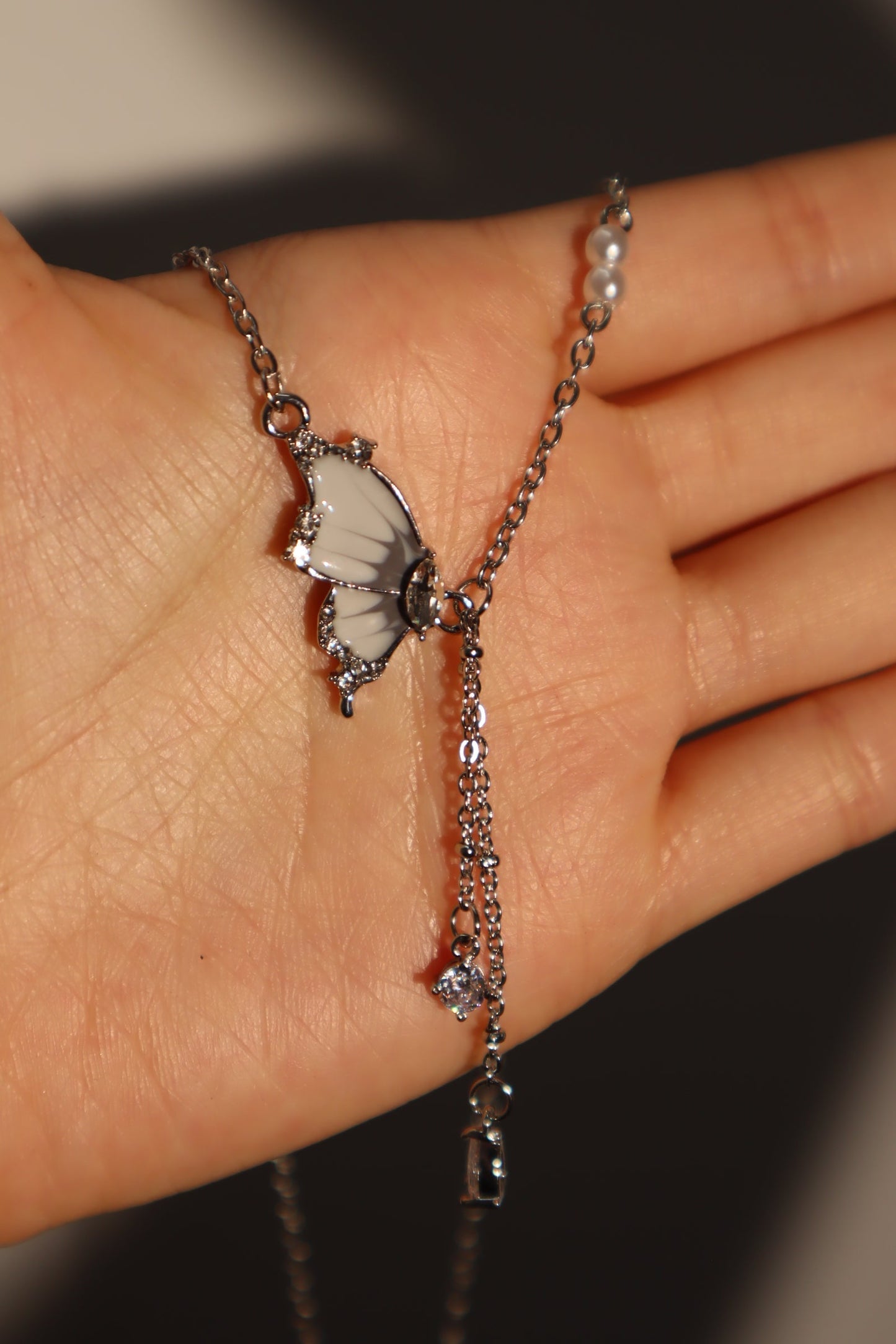 Collar de perlas con mariposa y diamantes