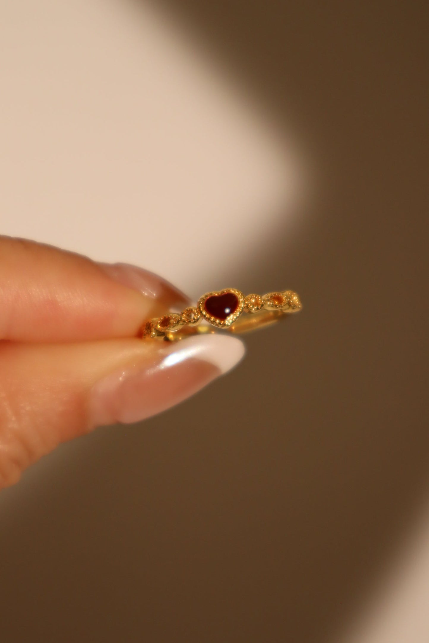 Anillo de forma de corazón esmaltado