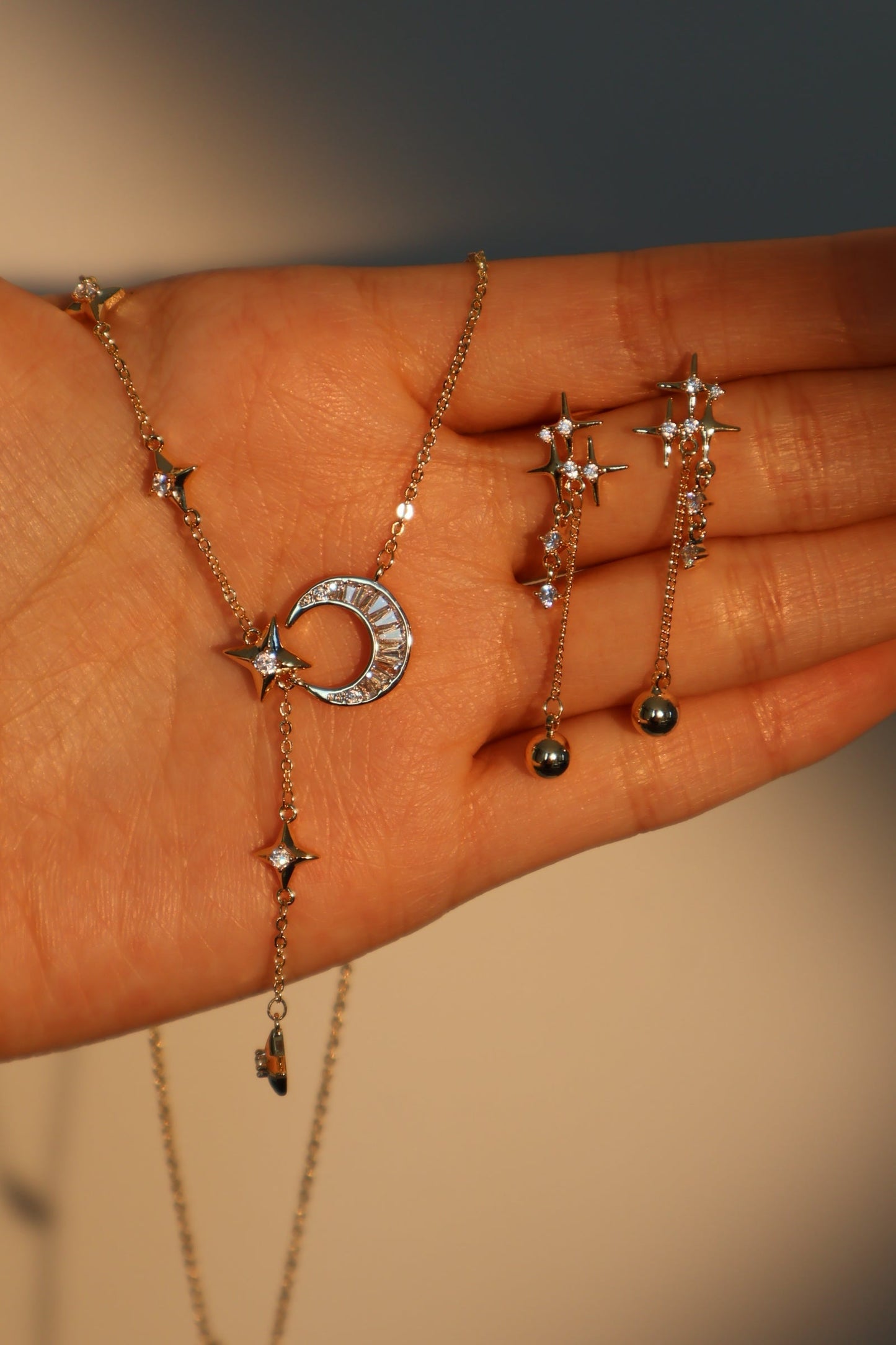 Collar con colgante de estrella y luna de diamantes