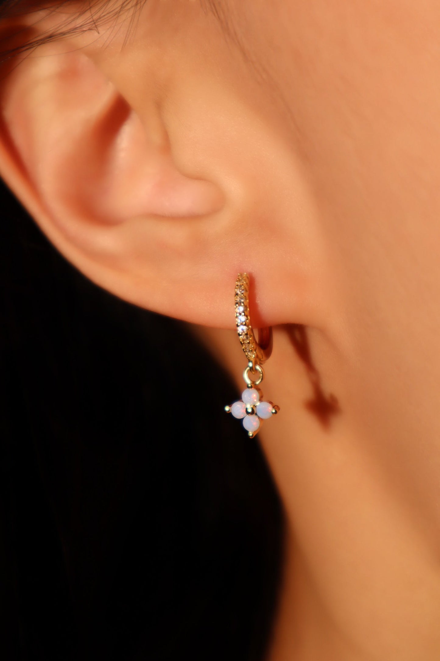 Aretes de aro con hoja de la suerte azul