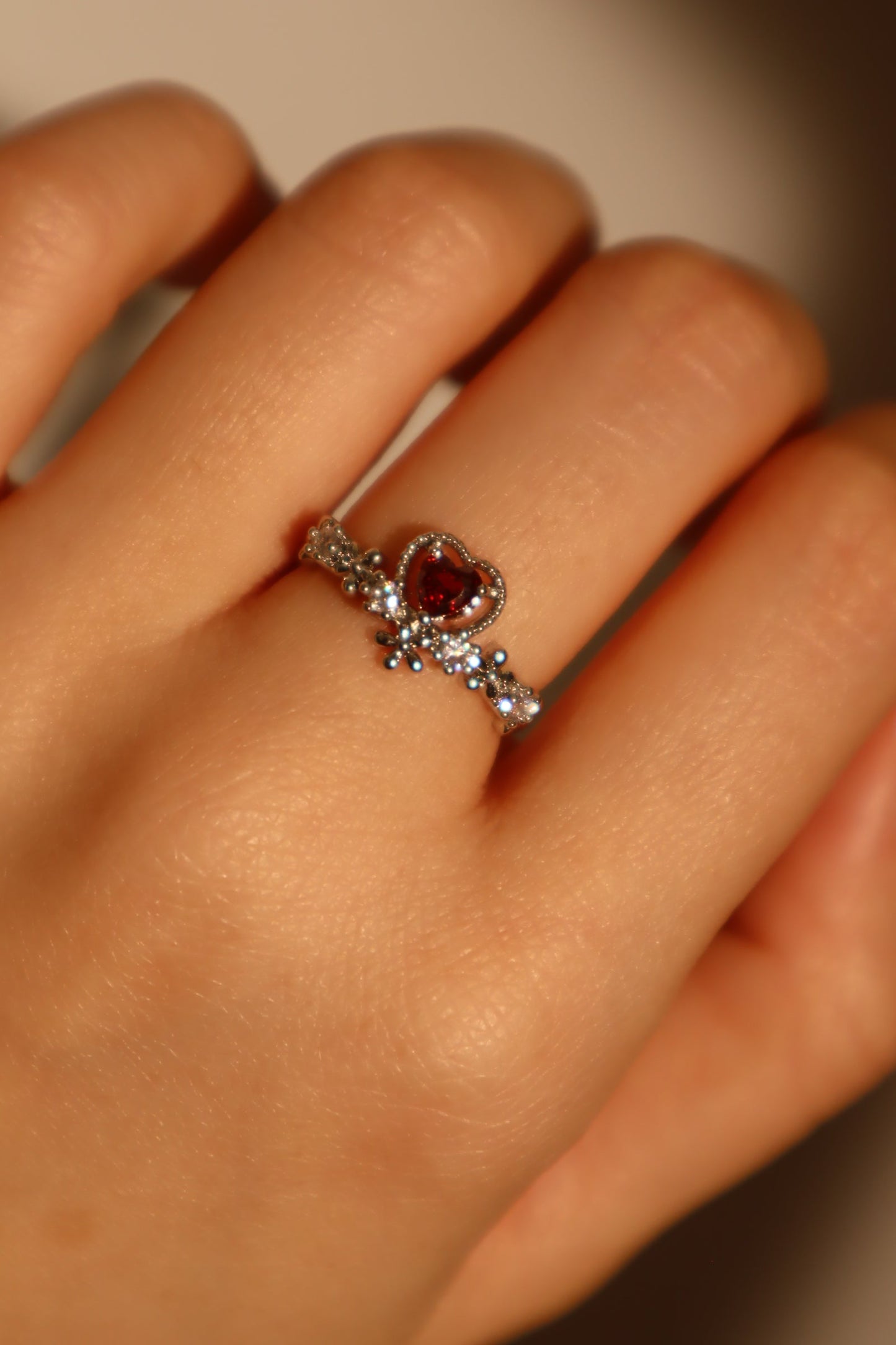 Anillo en forma de corazón guirnalda