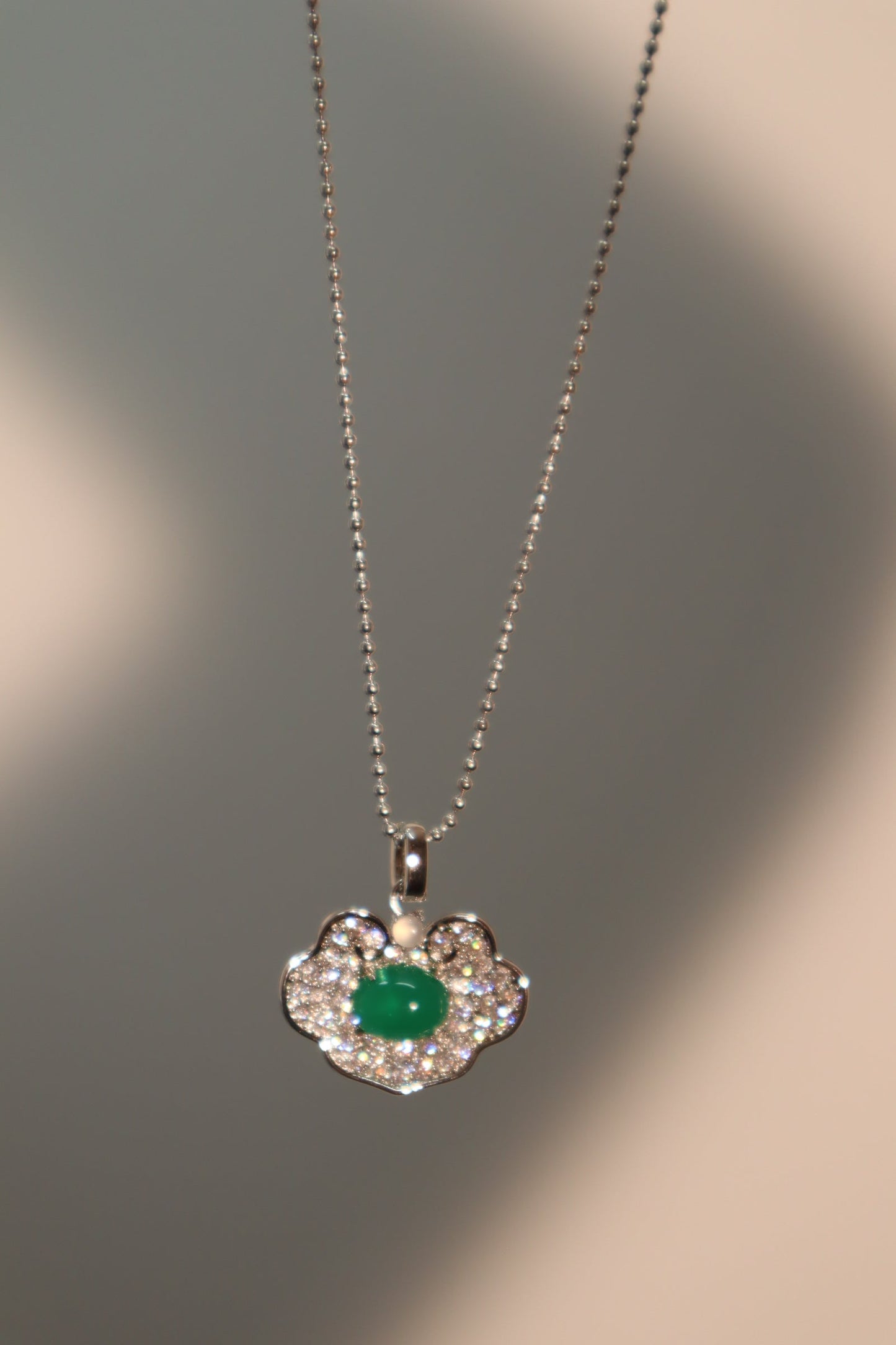Collar de jade con nube de diamantes