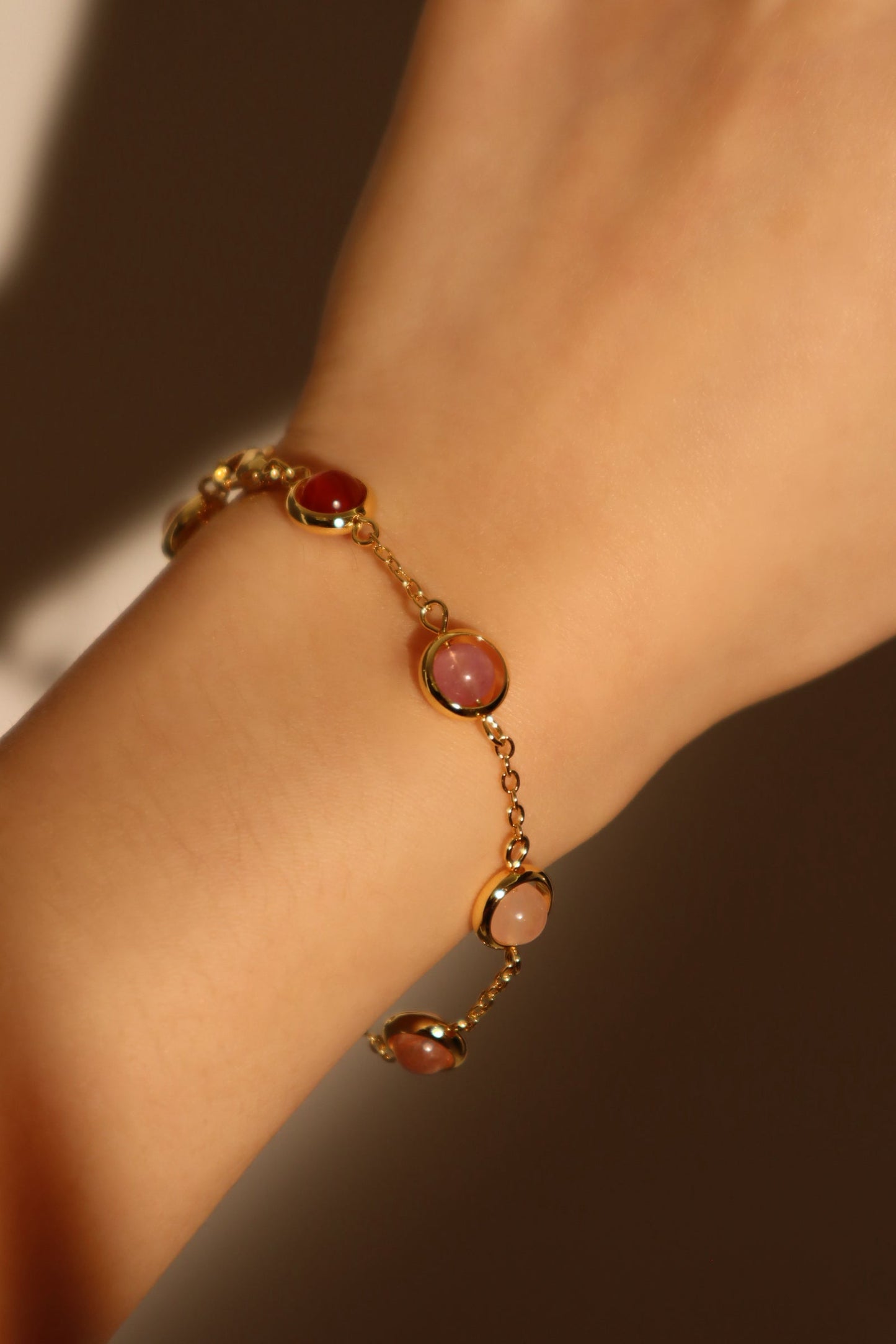 Pulsera con piedras de luna multicolores