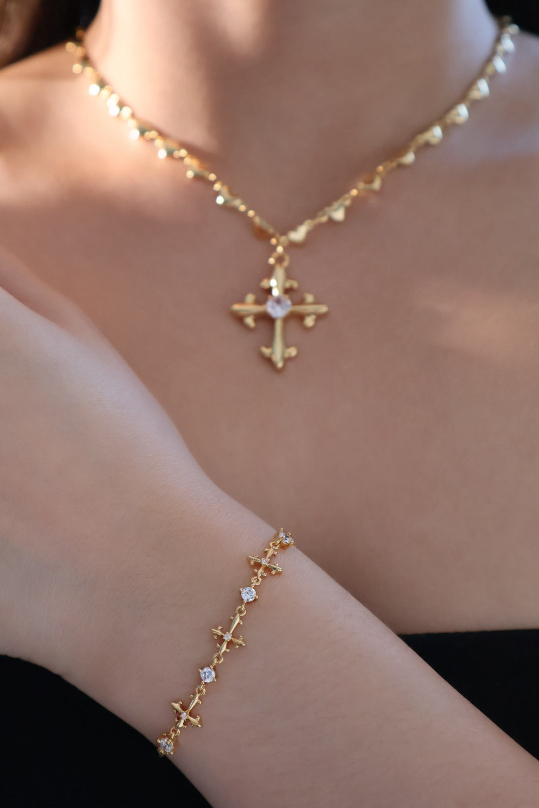 Pulsera con cruz de múltiples diamantes