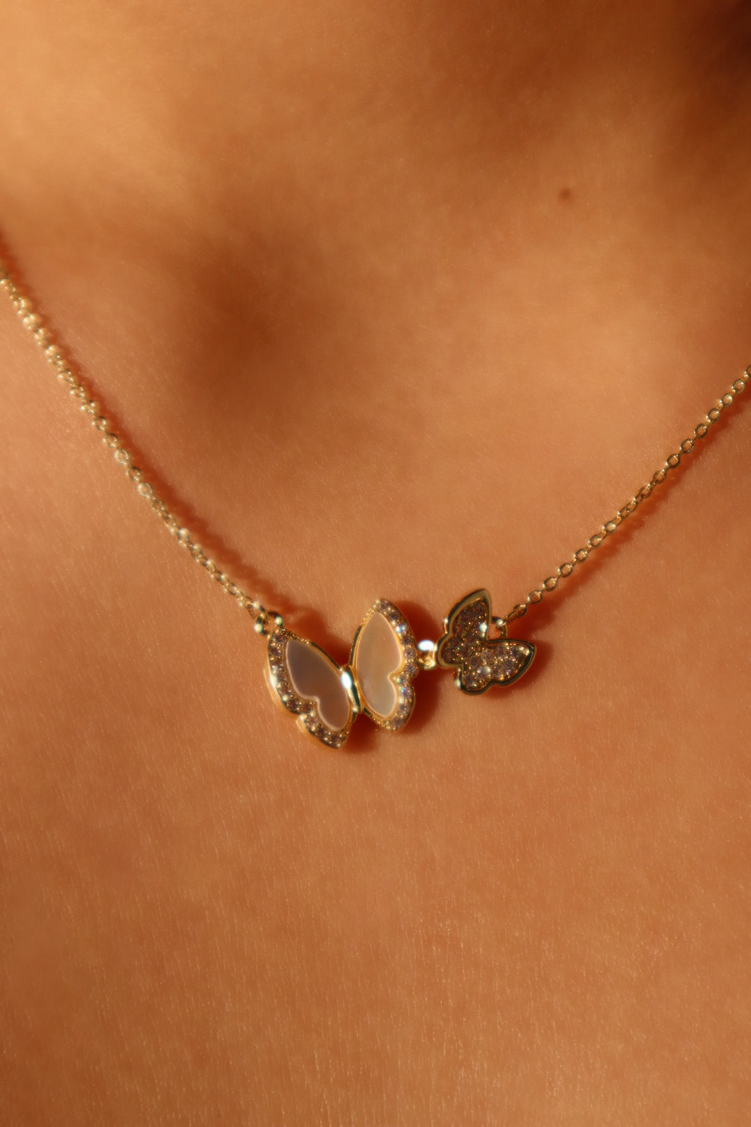 Collar con mariposa de concha doble