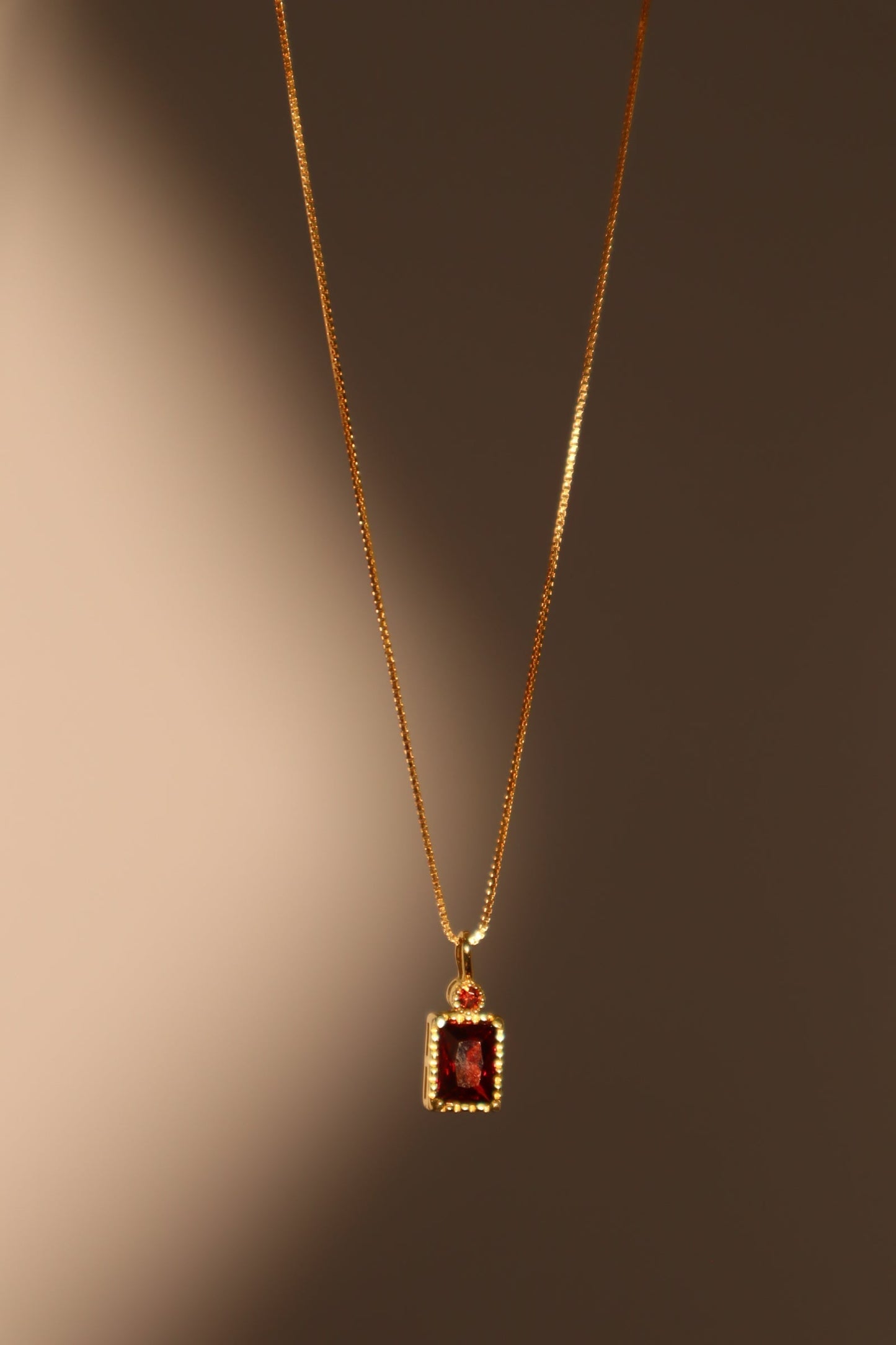 Collar con colgante con gema roja