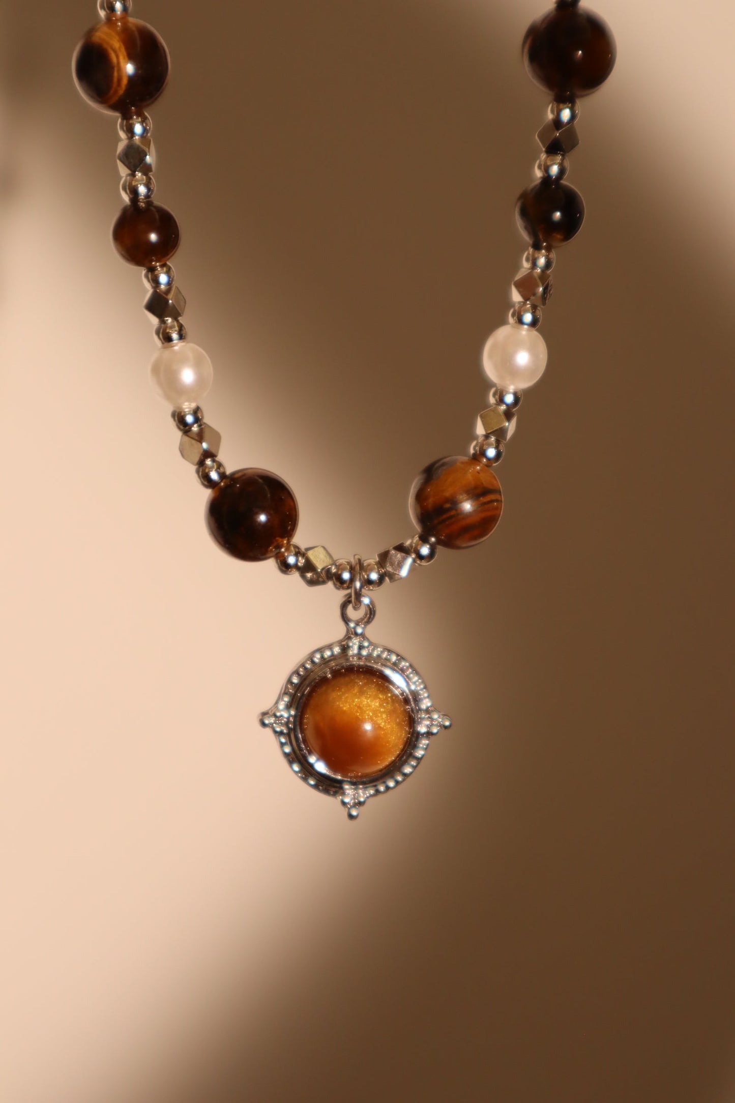 Collar con estrella de perlas marrones de tigerita