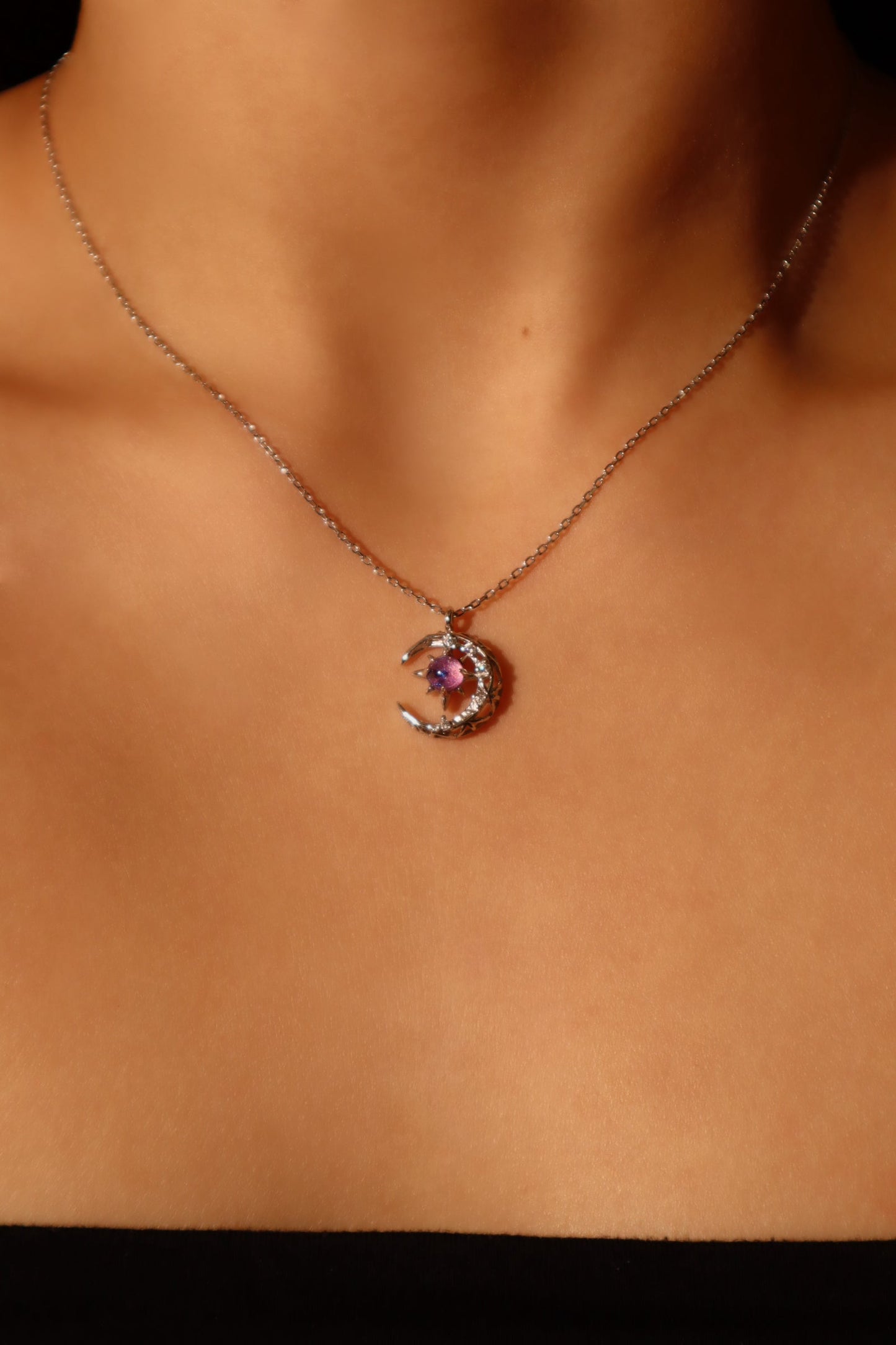 Collar con luna y gema con purpurina violeta
