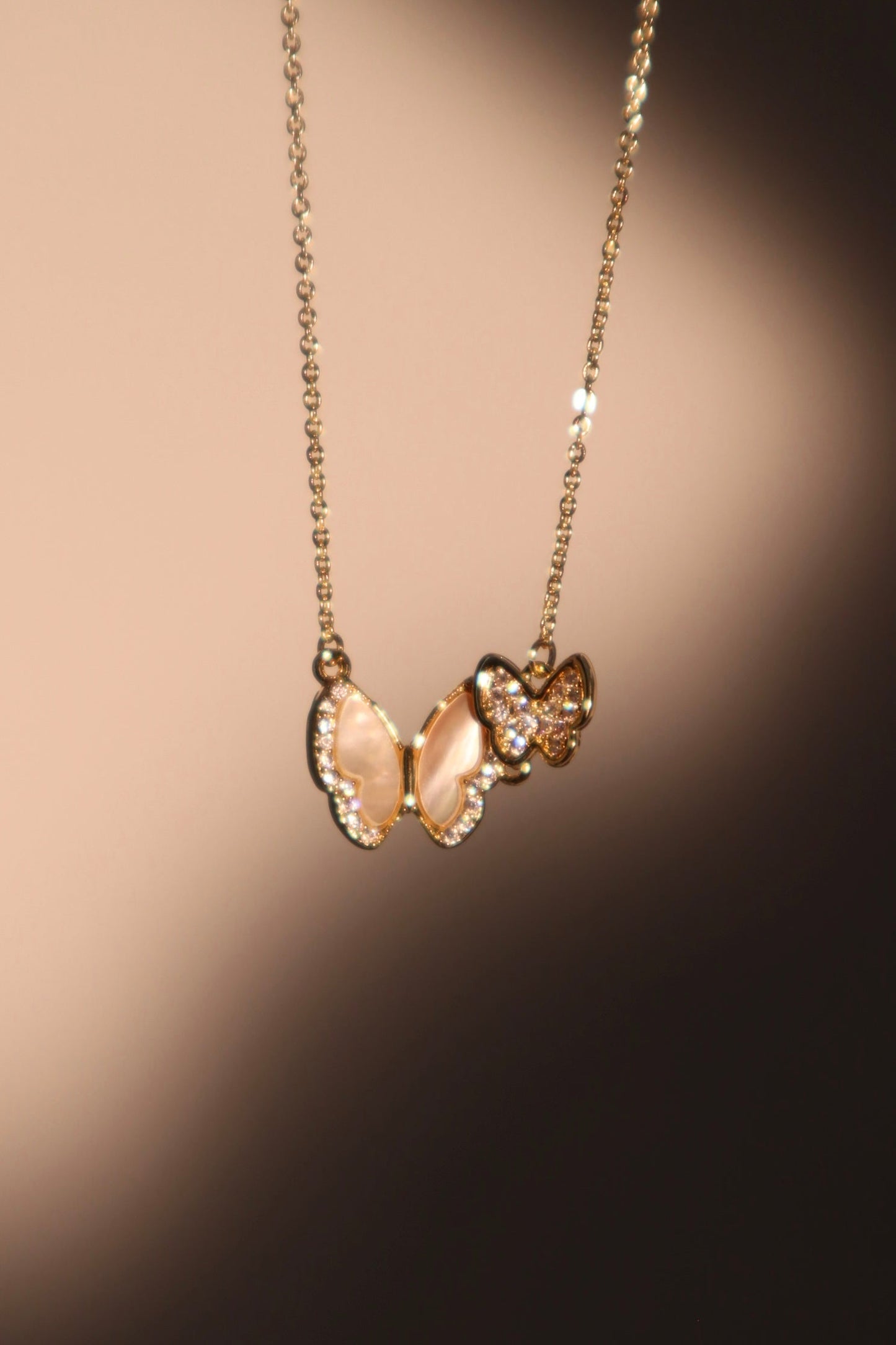 Collar con mariposa de concha doble