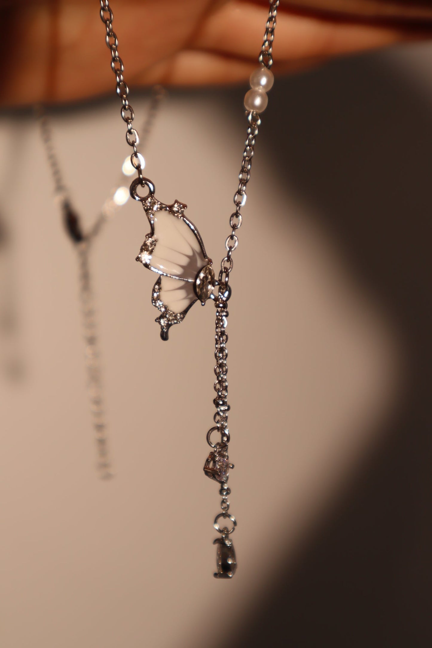 Collar de perlas con mariposa y diamantes