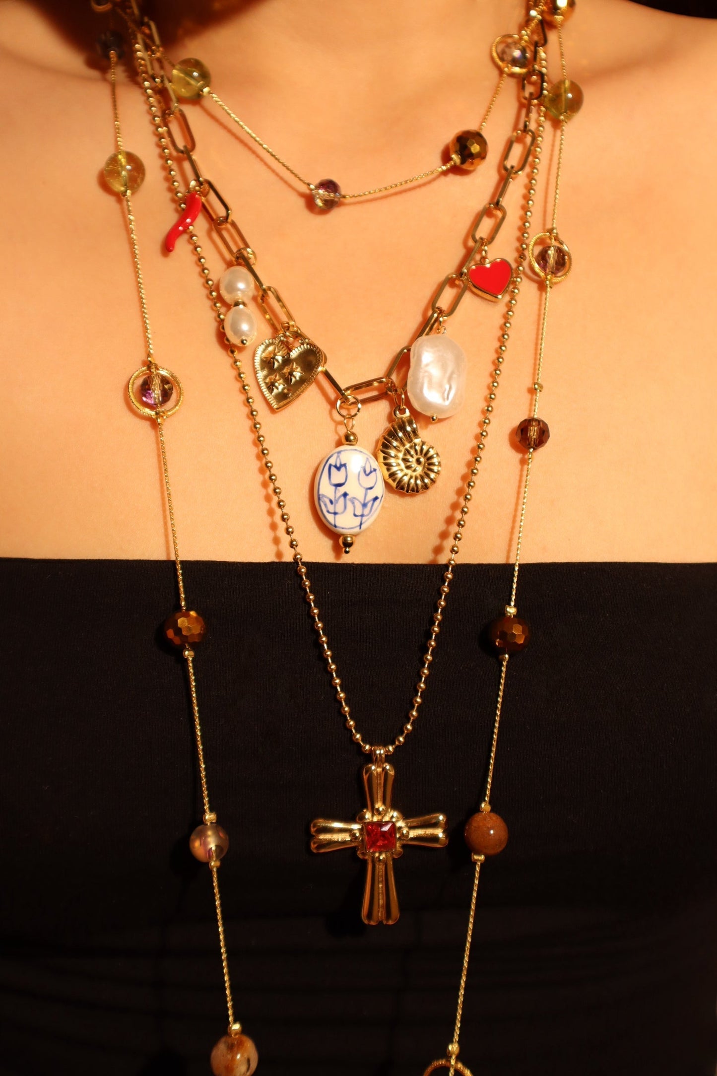 Collar con cruz de acero inoxidable y gema roja