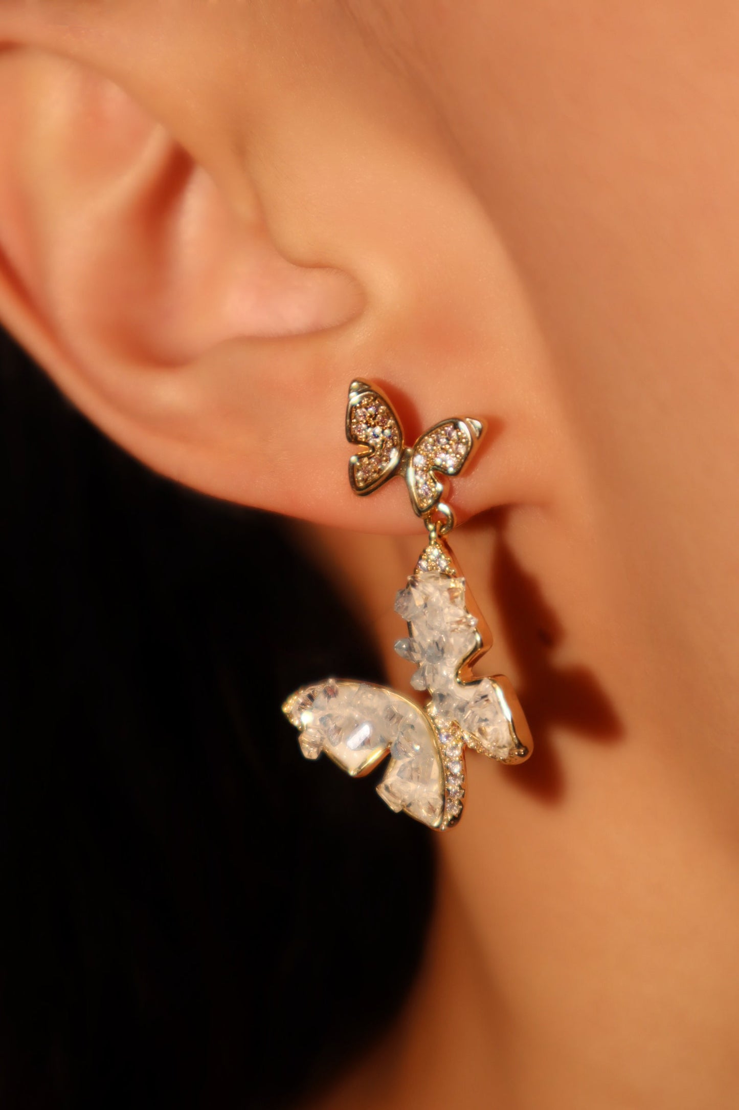 Aretes en forma de mariposa de cristal azul