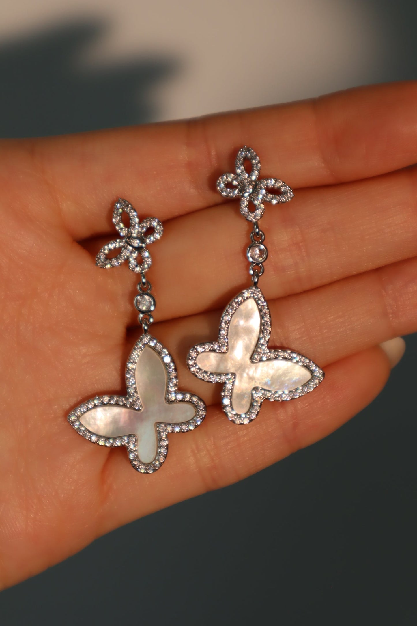 Pendientes de mariposa con concha de diamantes