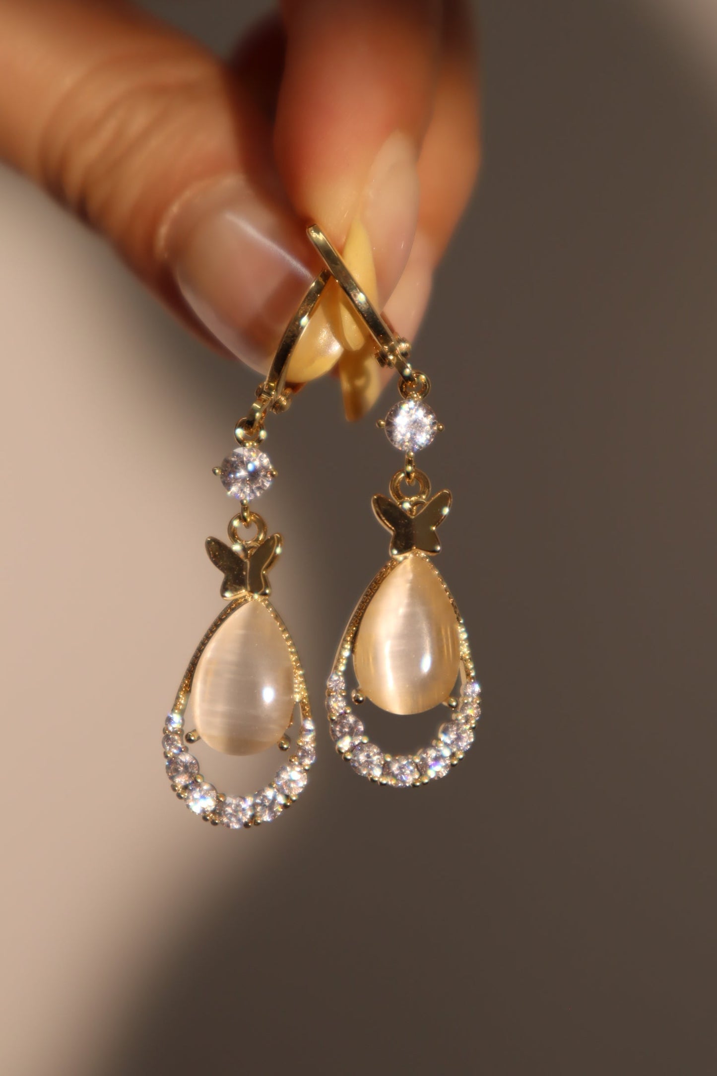 Aretes de lágrima con diamantes y ópalos