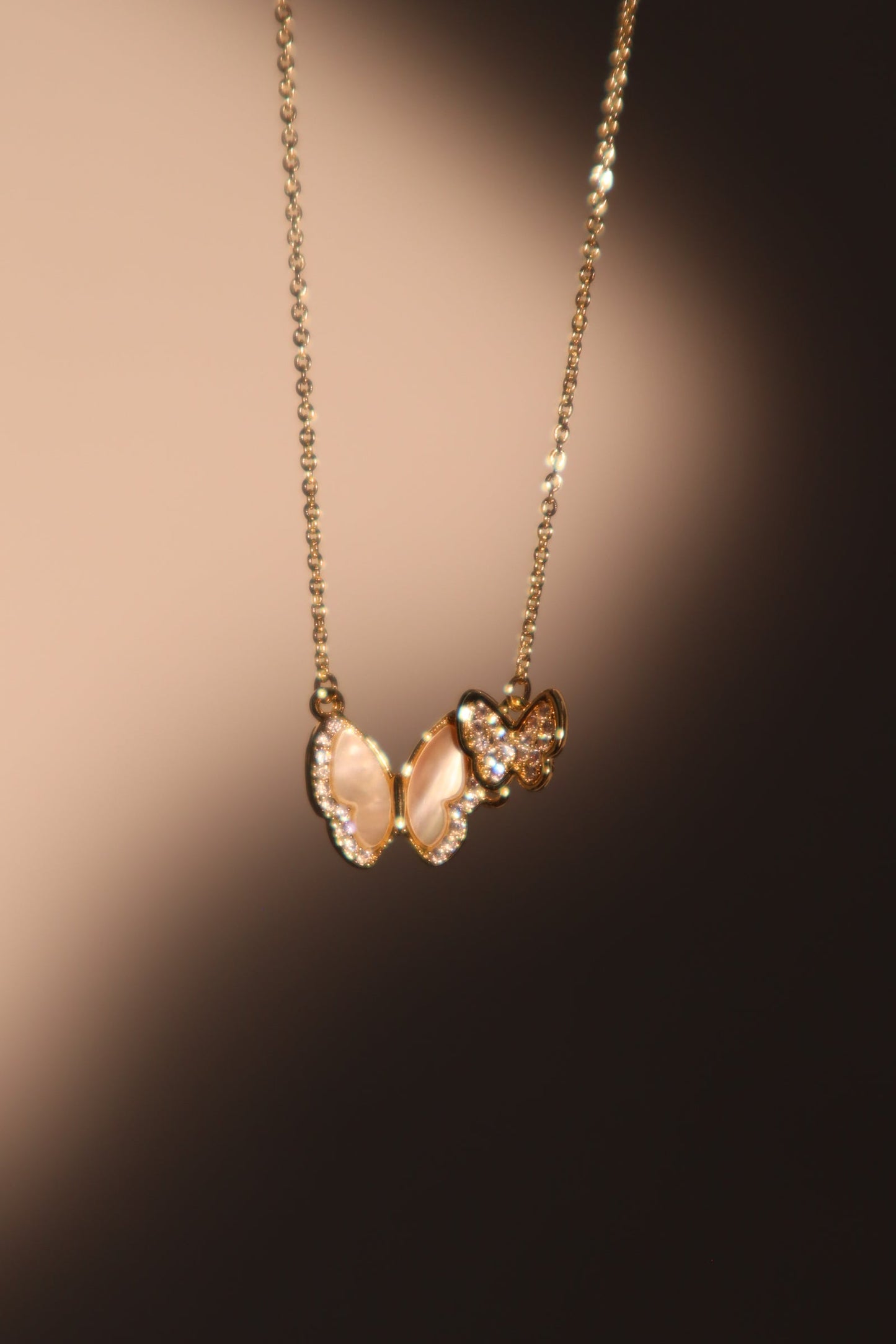 Collar con mariposa de concha doble