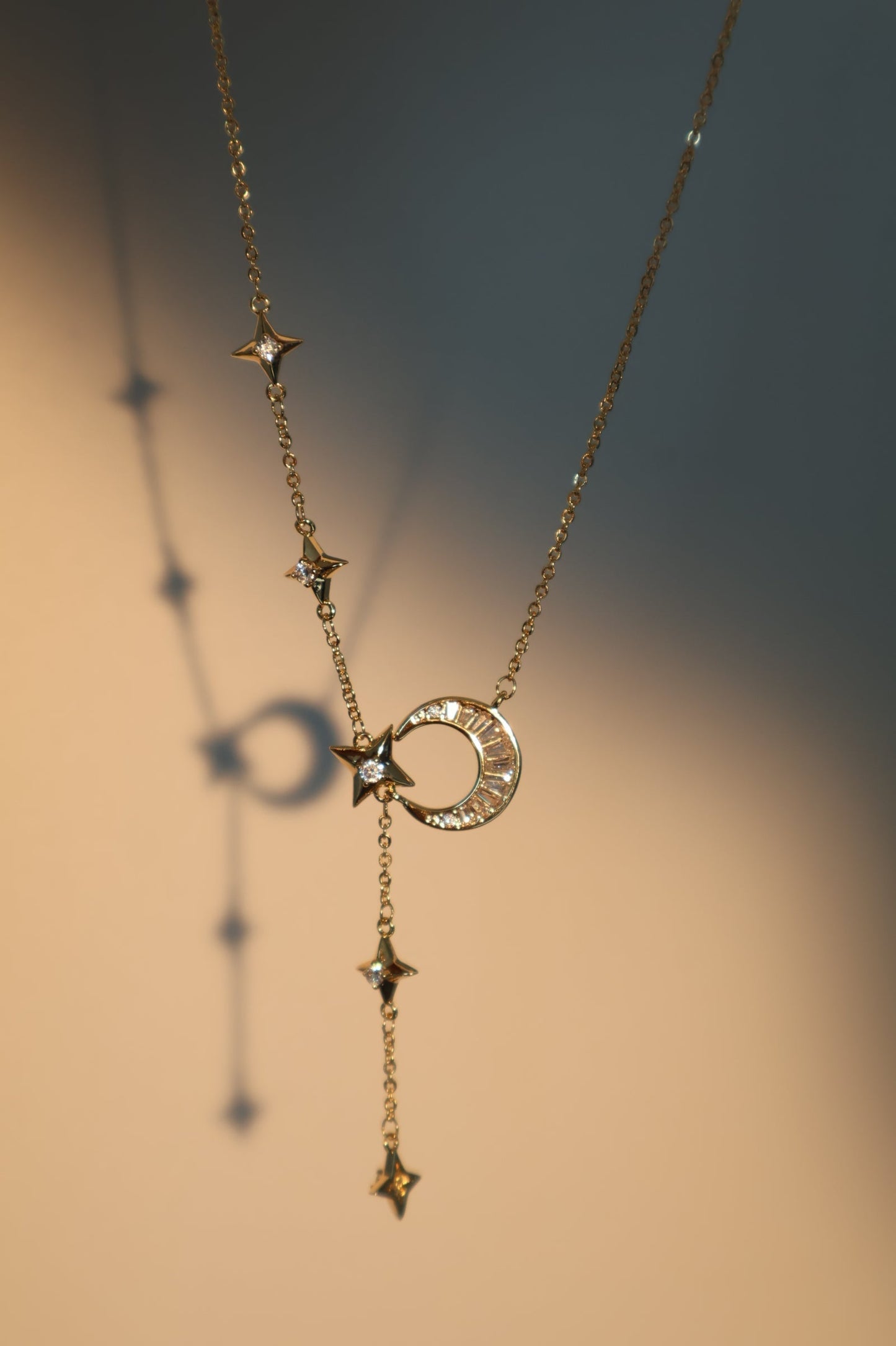 Collar con colgante de estrella y luna de diamantes