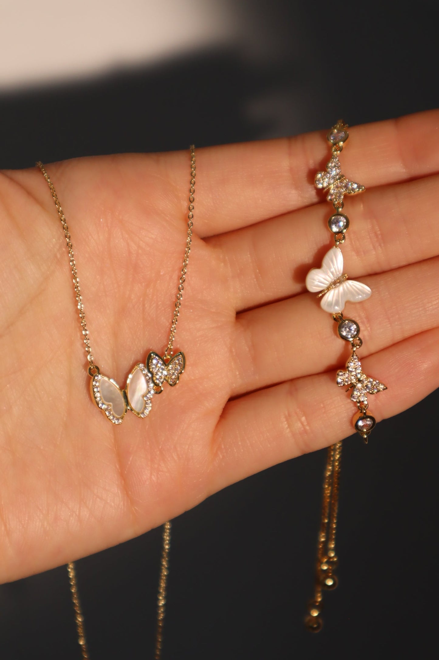 Collar con mariposa de concha doble