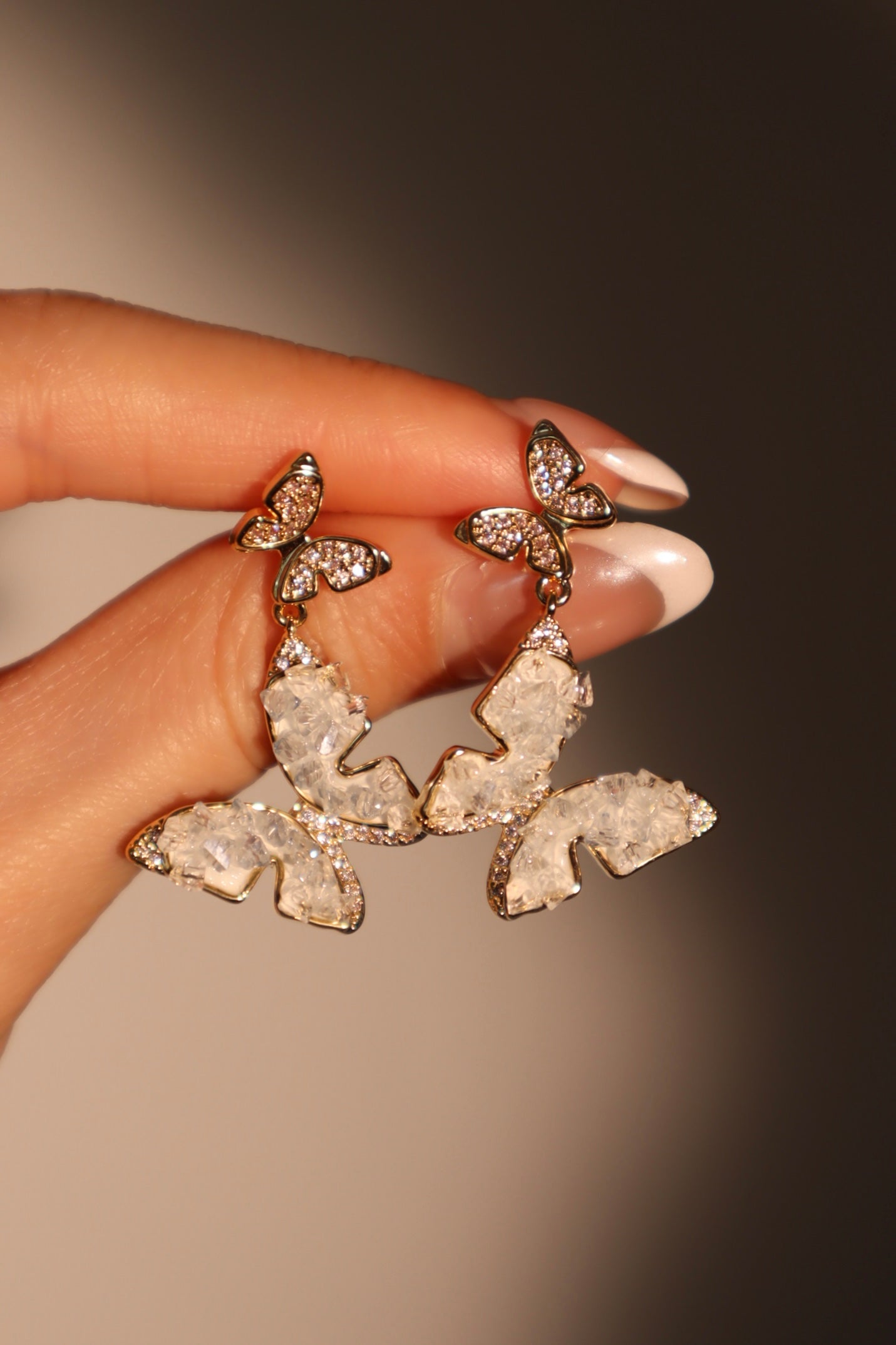 Aretes en forma de mariposa de cristal azul