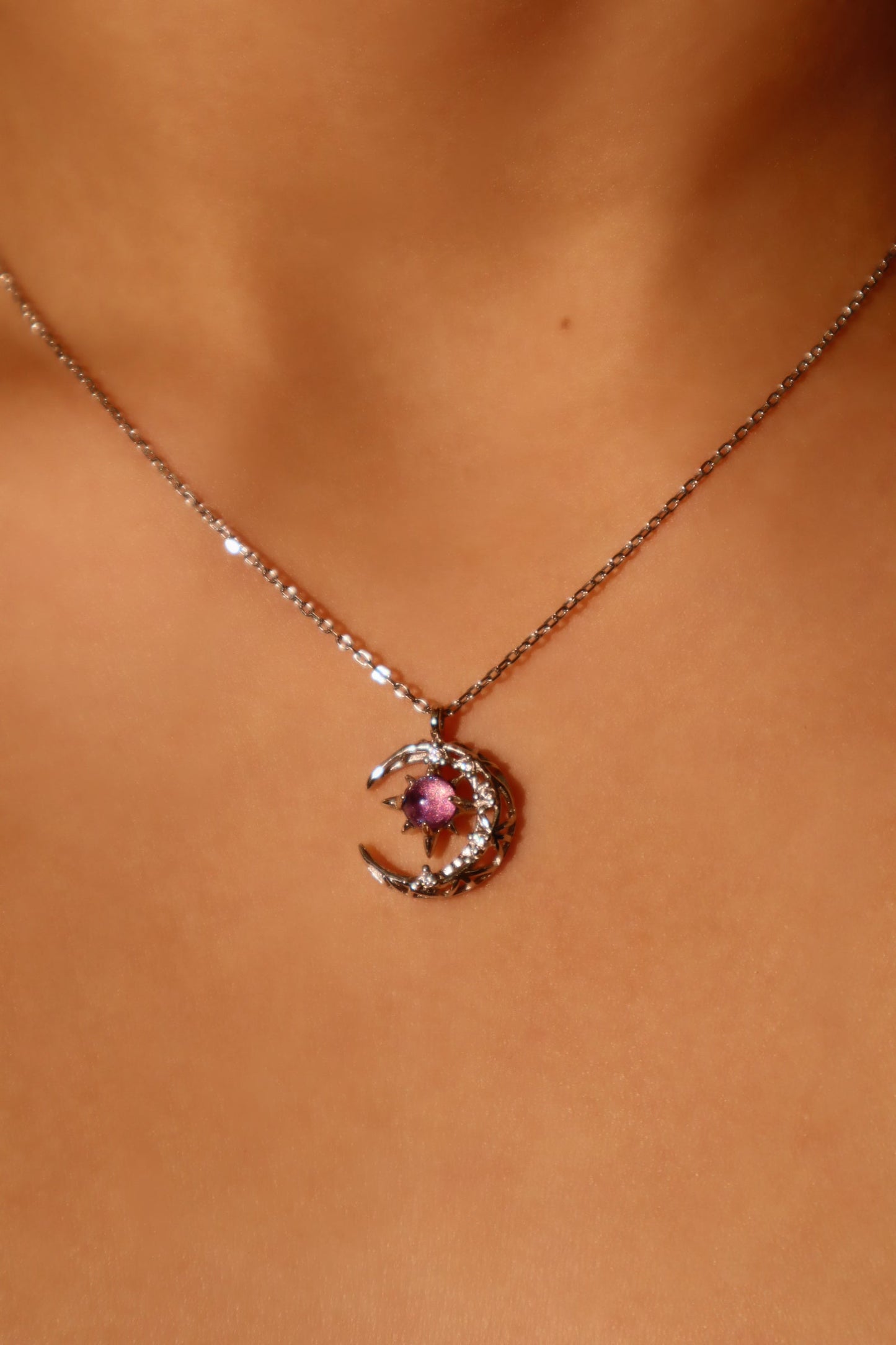 Collar con luna y gema con purpurina violeta
