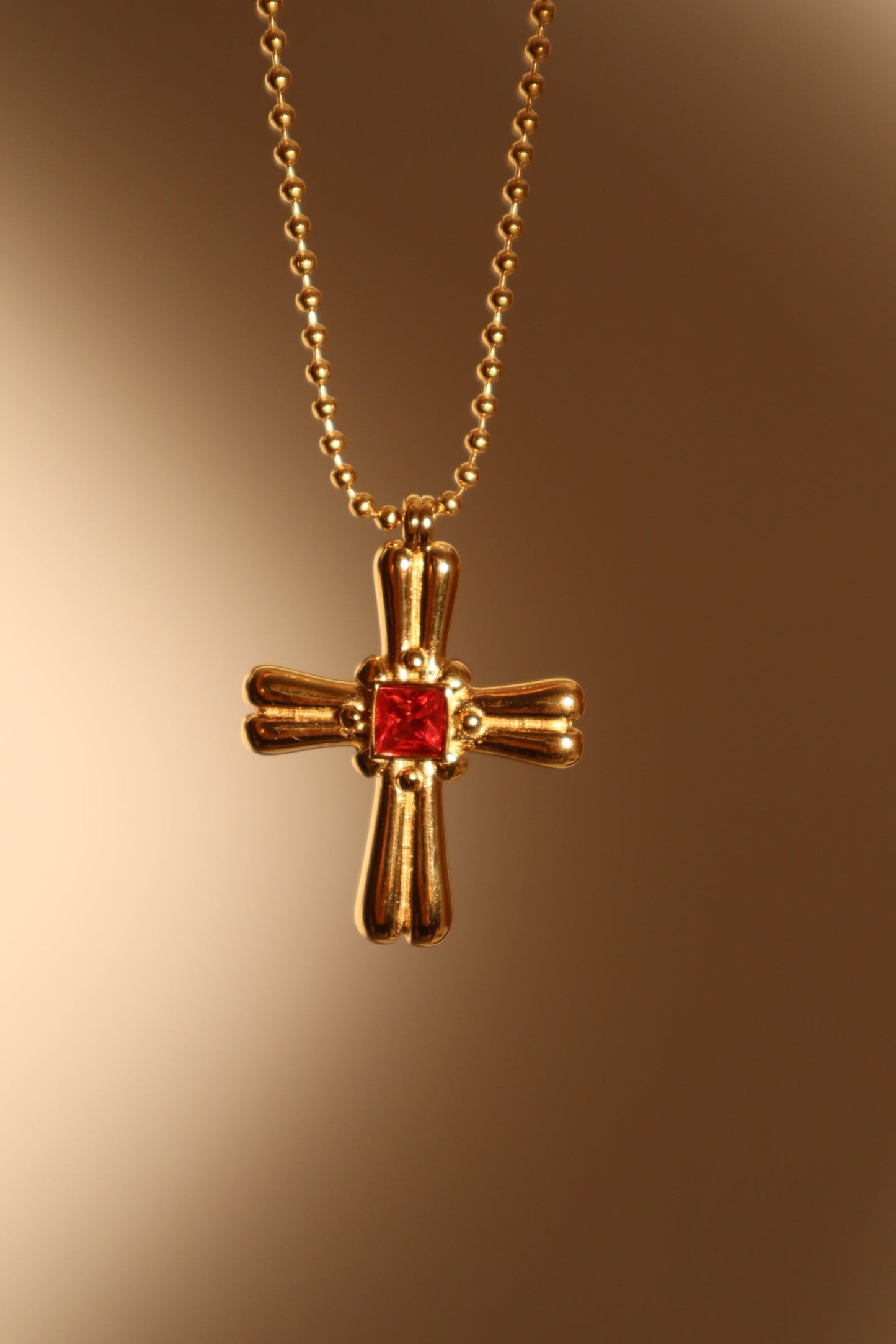 Collar con cruz de acero inoxidable y gema roja