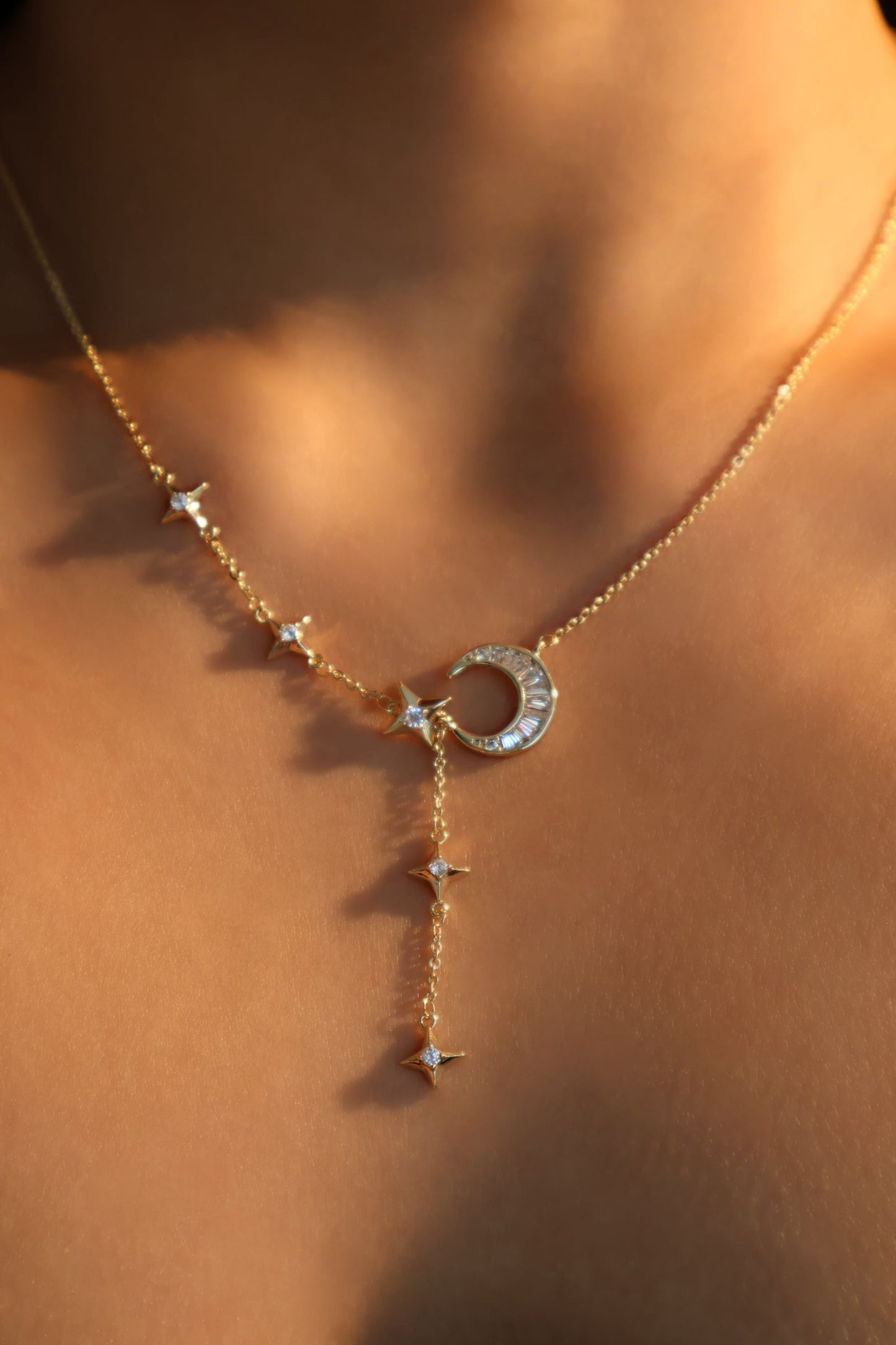 Collar con colgante de estrella y luna de diamantes