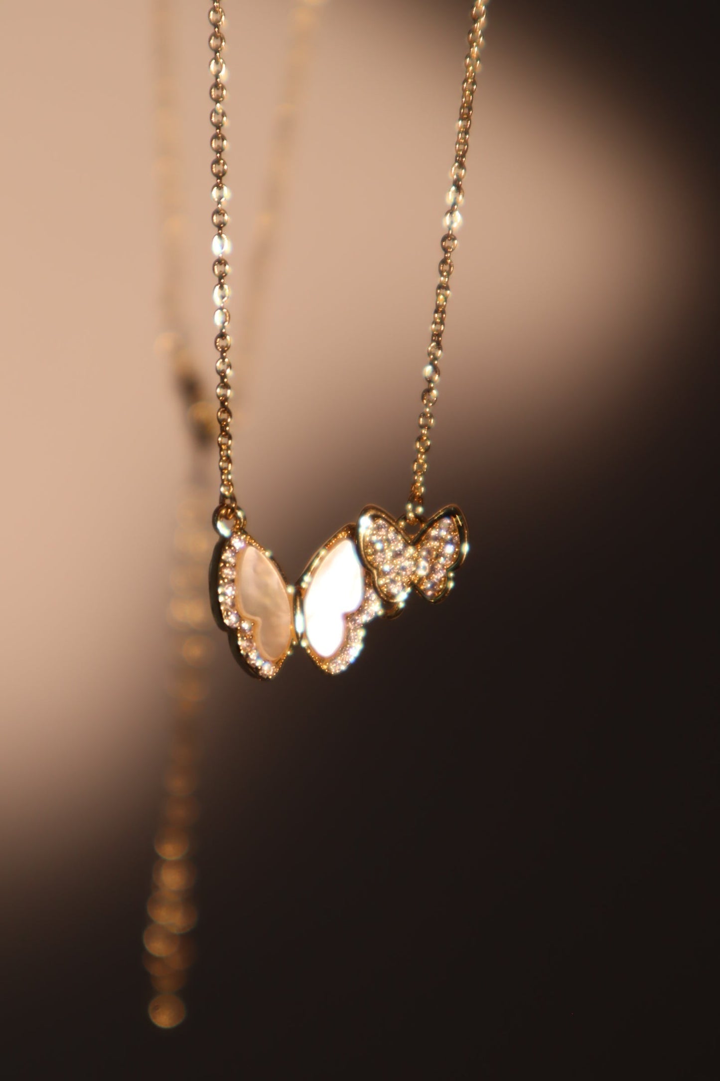 Collar con mariposa de concha doble