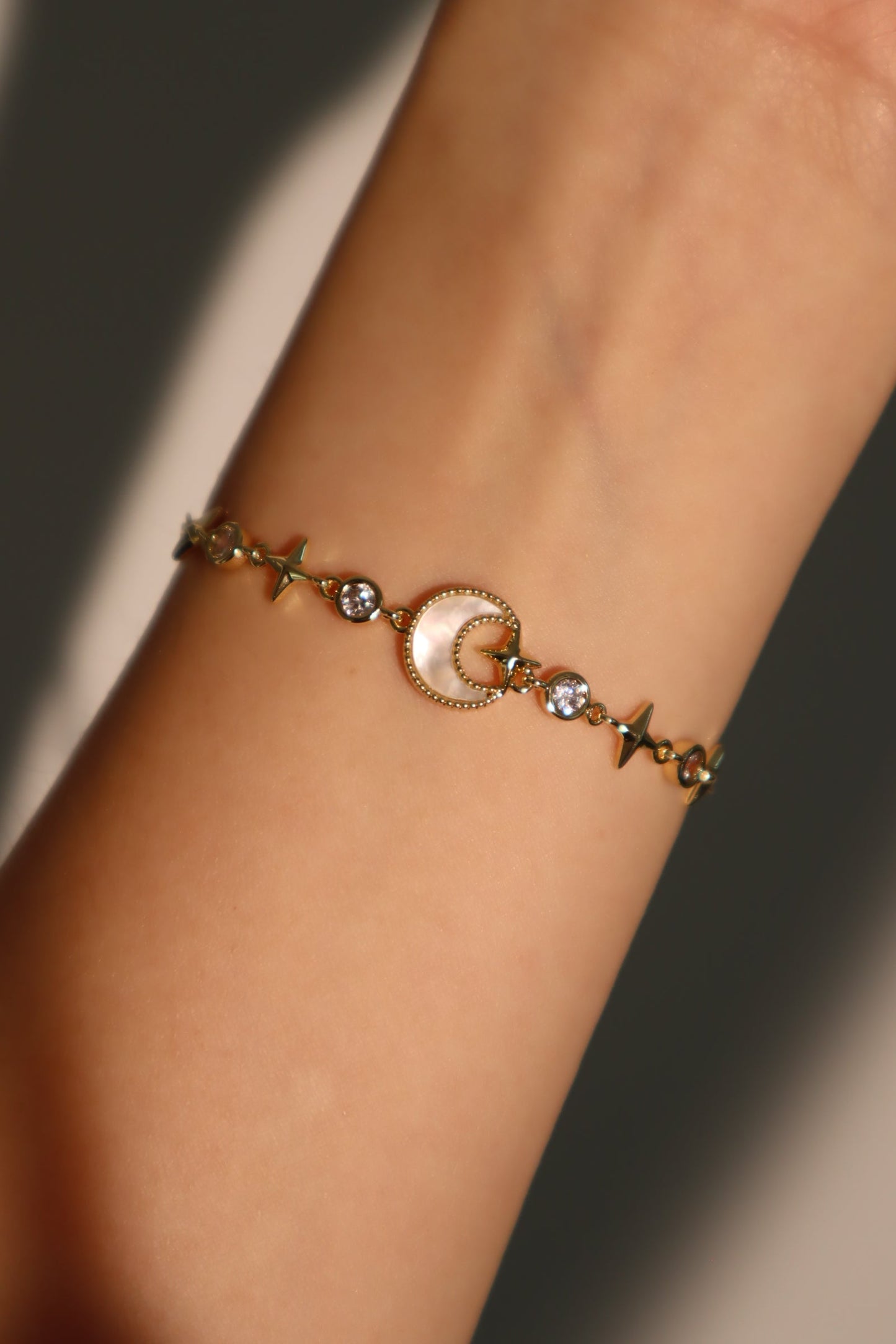 Pulsera con concha, luna y estrella