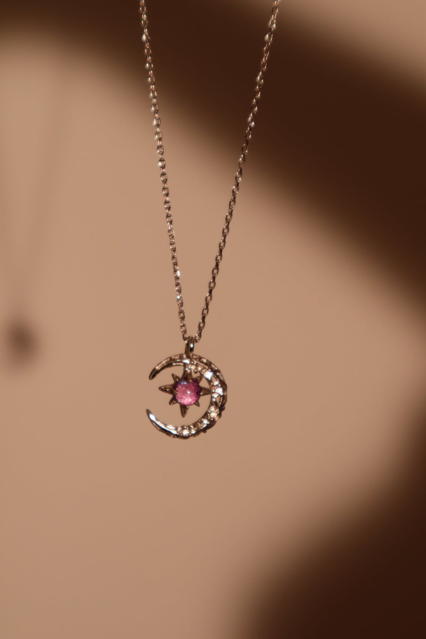 Collar con luna y gema con purpurina violeta
