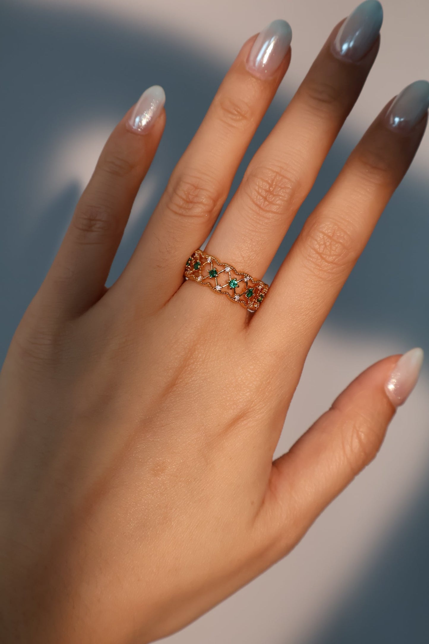 Anillo con corona de esmeralda y vermeil