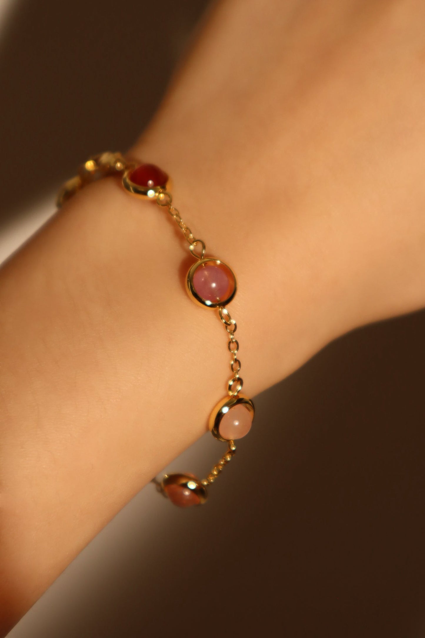 Pulsera con piedras de luna multicolores