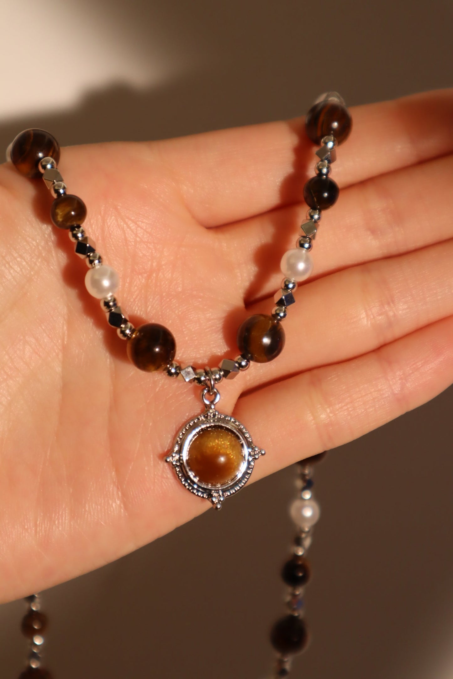 Collar con estrella de perlas marrones de tigerita