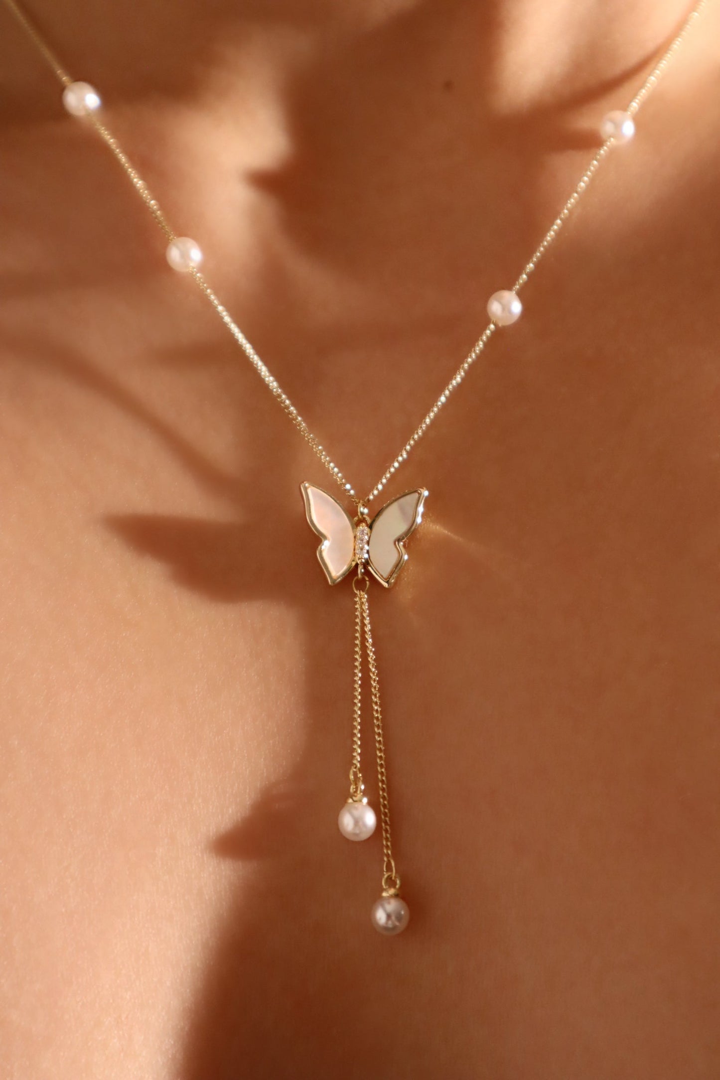 Collar de perlas en forma de mariposa