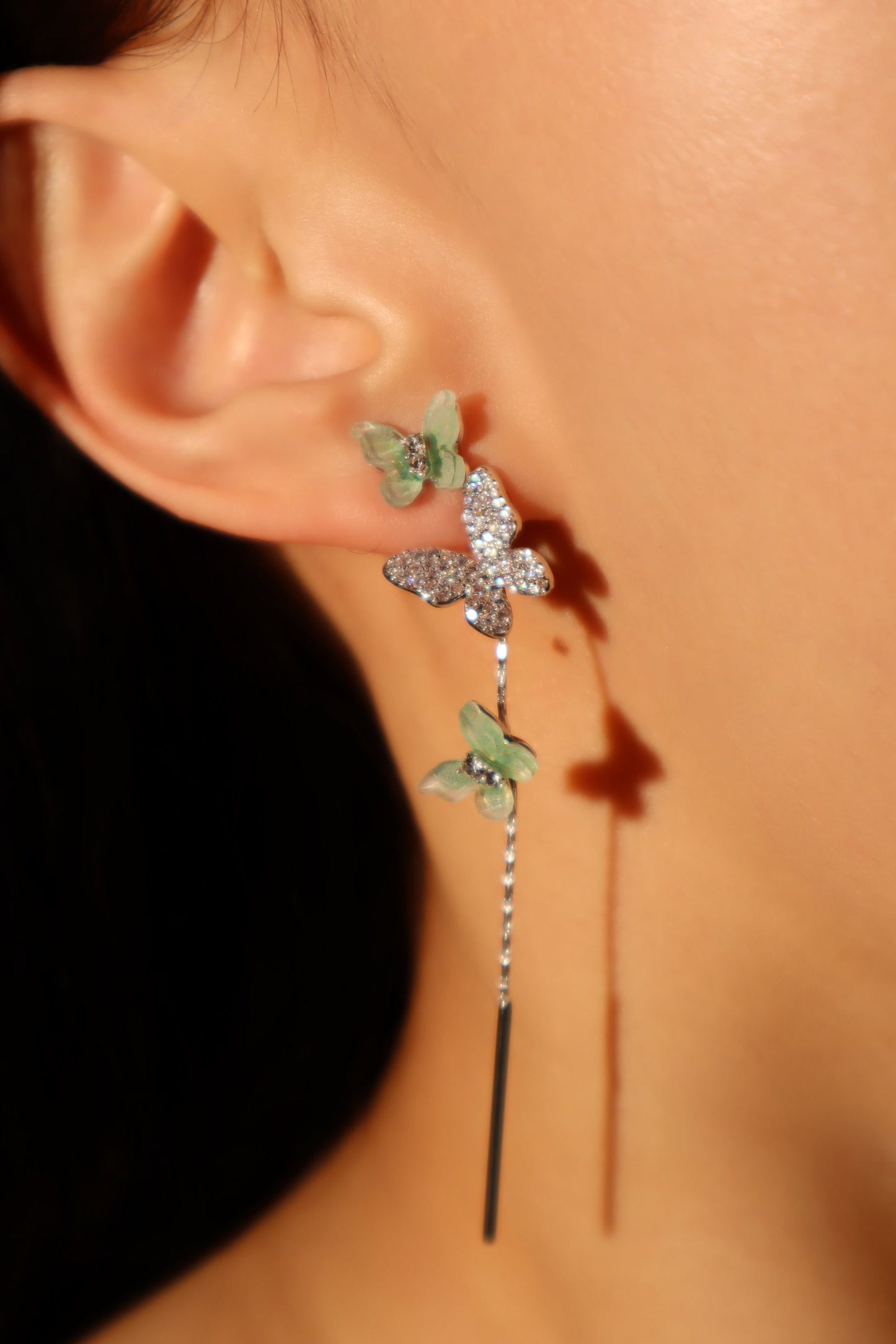 Aretes de mariposa verdes con diamantes
